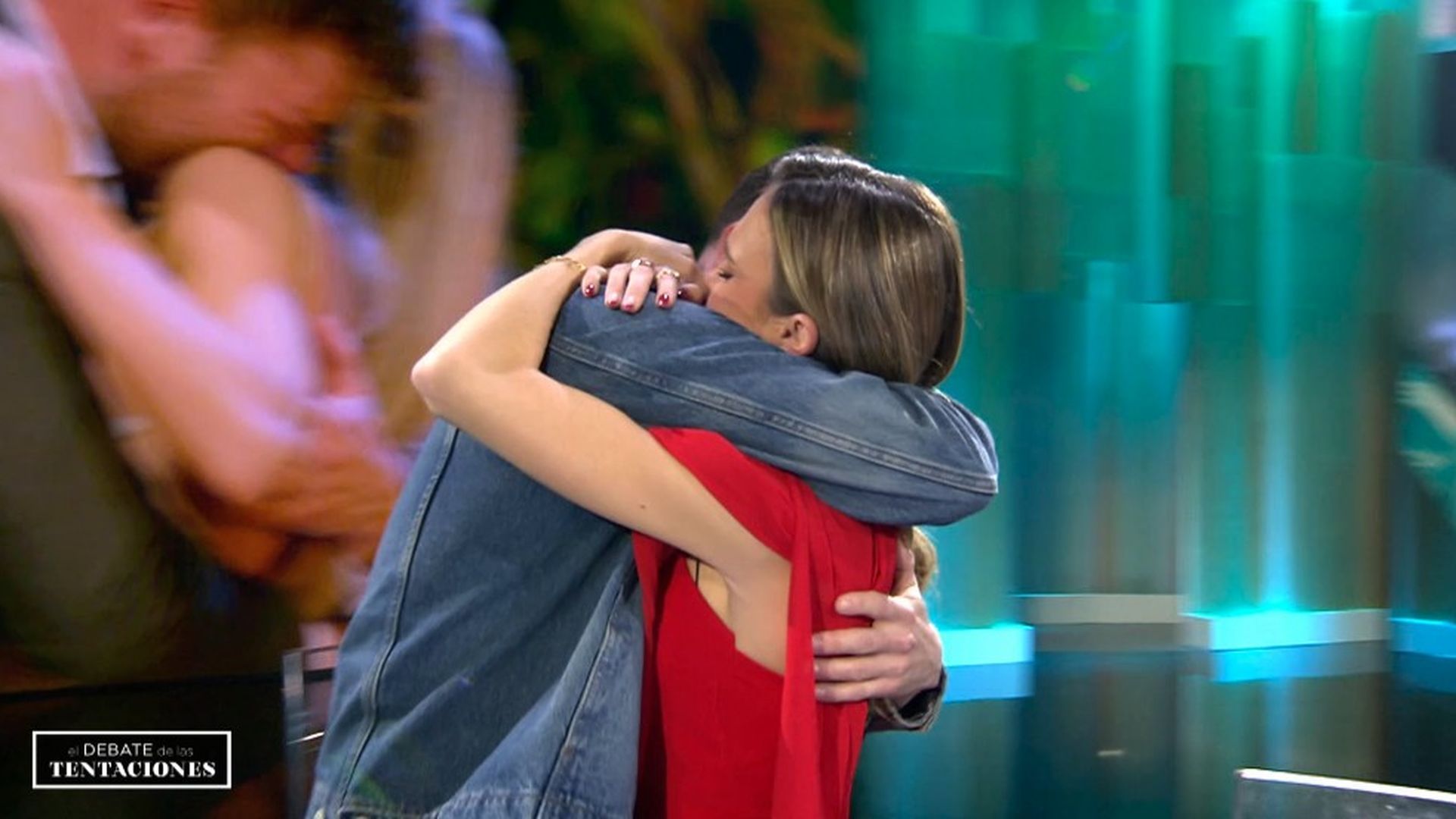 Las palabras llenas de emoción de Marta Peñate, Terelu y Sandra Barneda a Darío y Almudena acaban en un emotivo abrazo entre estos