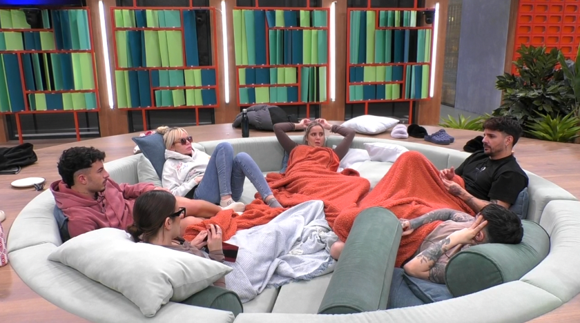 Los concursantes en el sofá circular