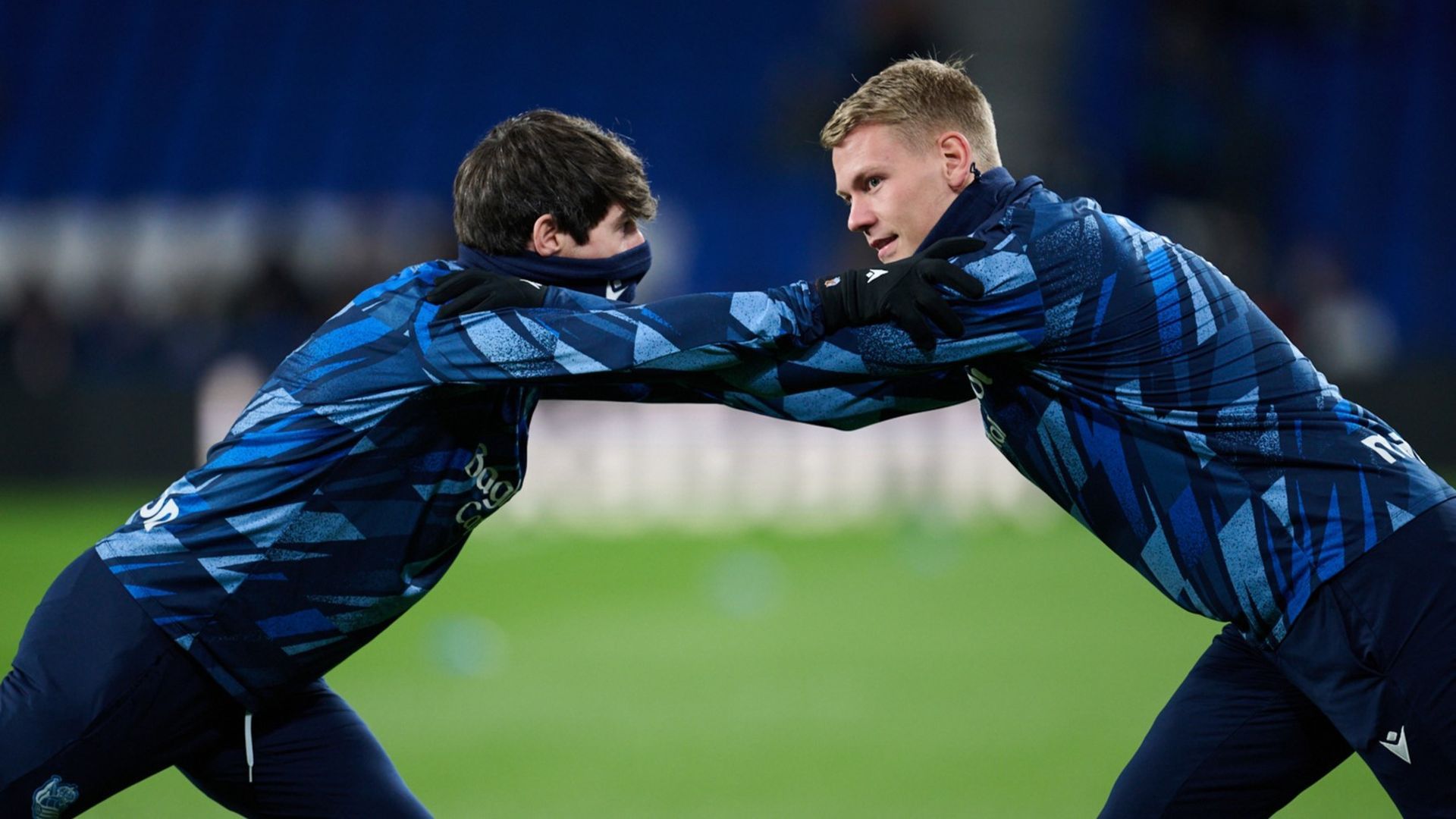 Orri Óskarsson calienta con Aritz Elustondo en la Real Sociedad