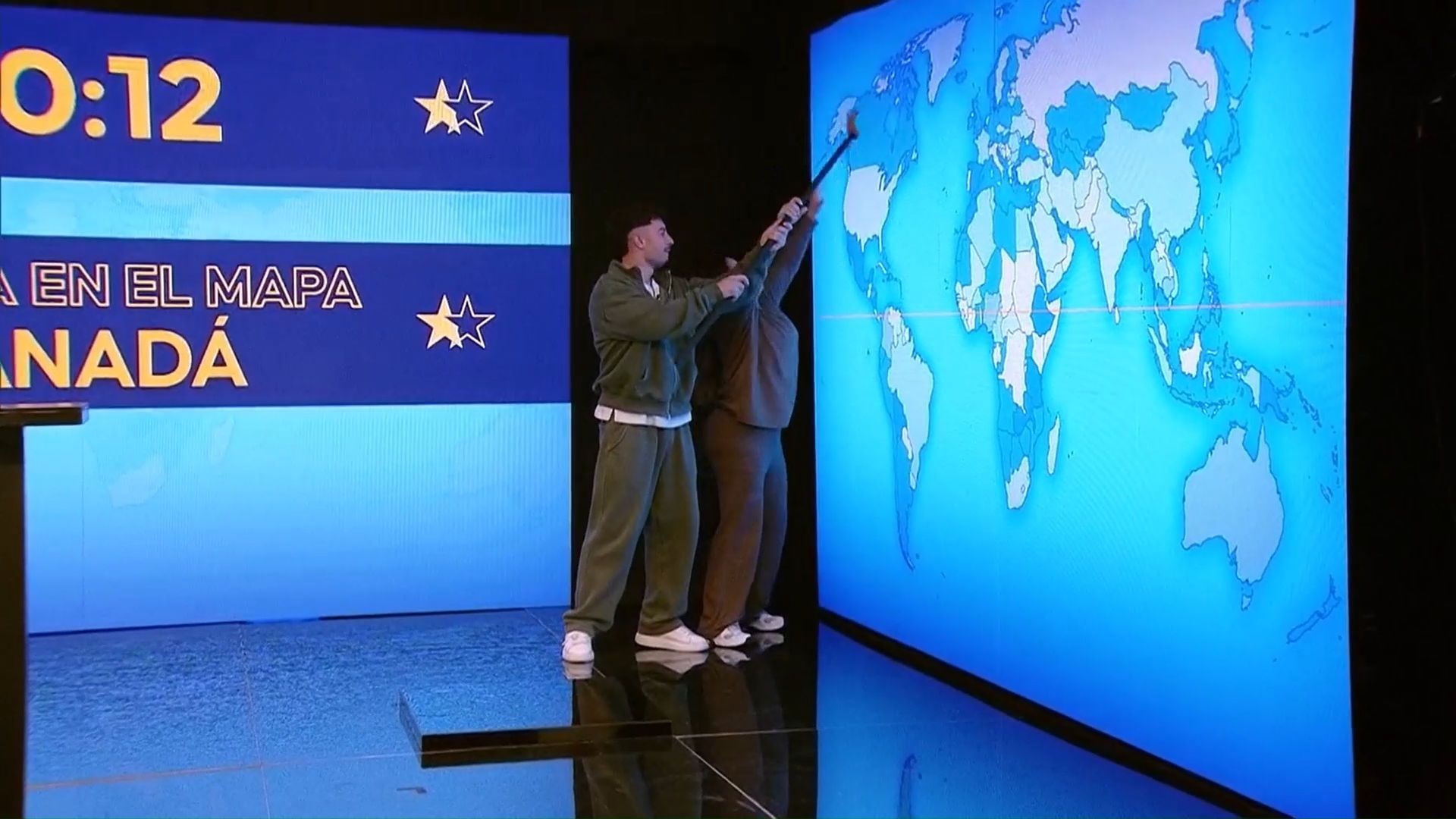 Raquel Salazar y Juanpi intentando localizar países