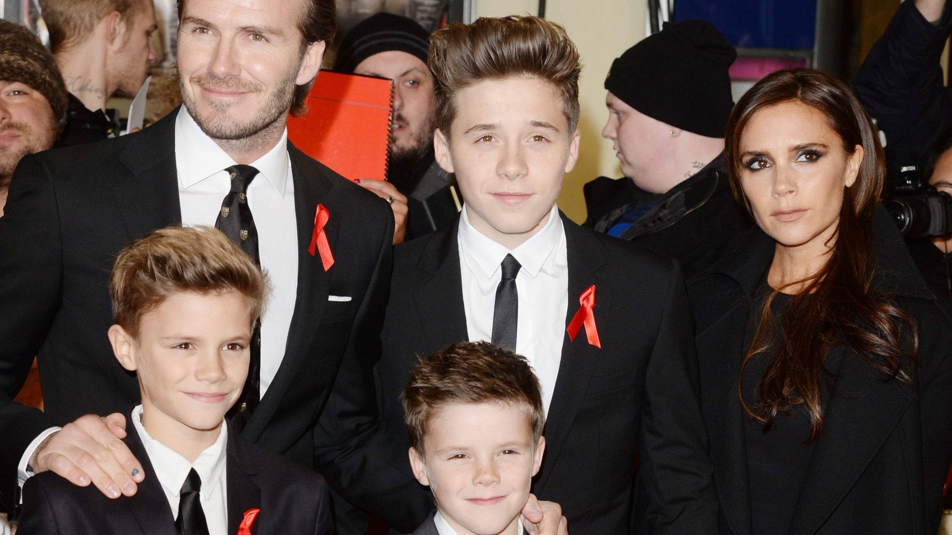 Romeo, Cruz y Brooklyn, junto a sus padres, en una imagen de 2013