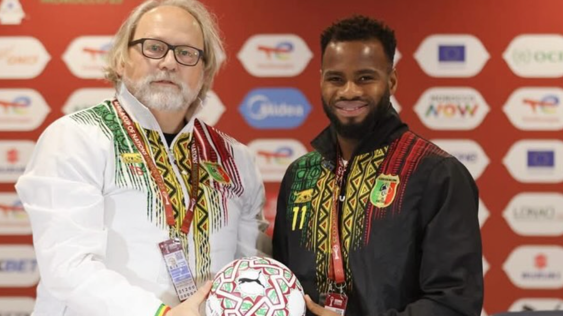 Tom Saintfiet junto a Dieng