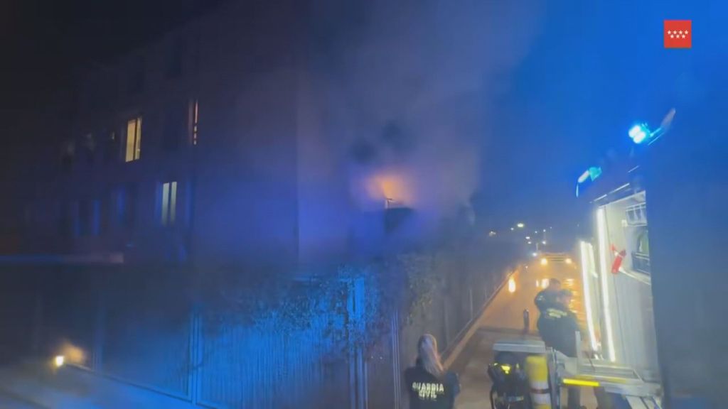 Una madre y su hijo de 14 años, en estado crítico tras ser rescatados en el incendio de su vivienda en Madrid