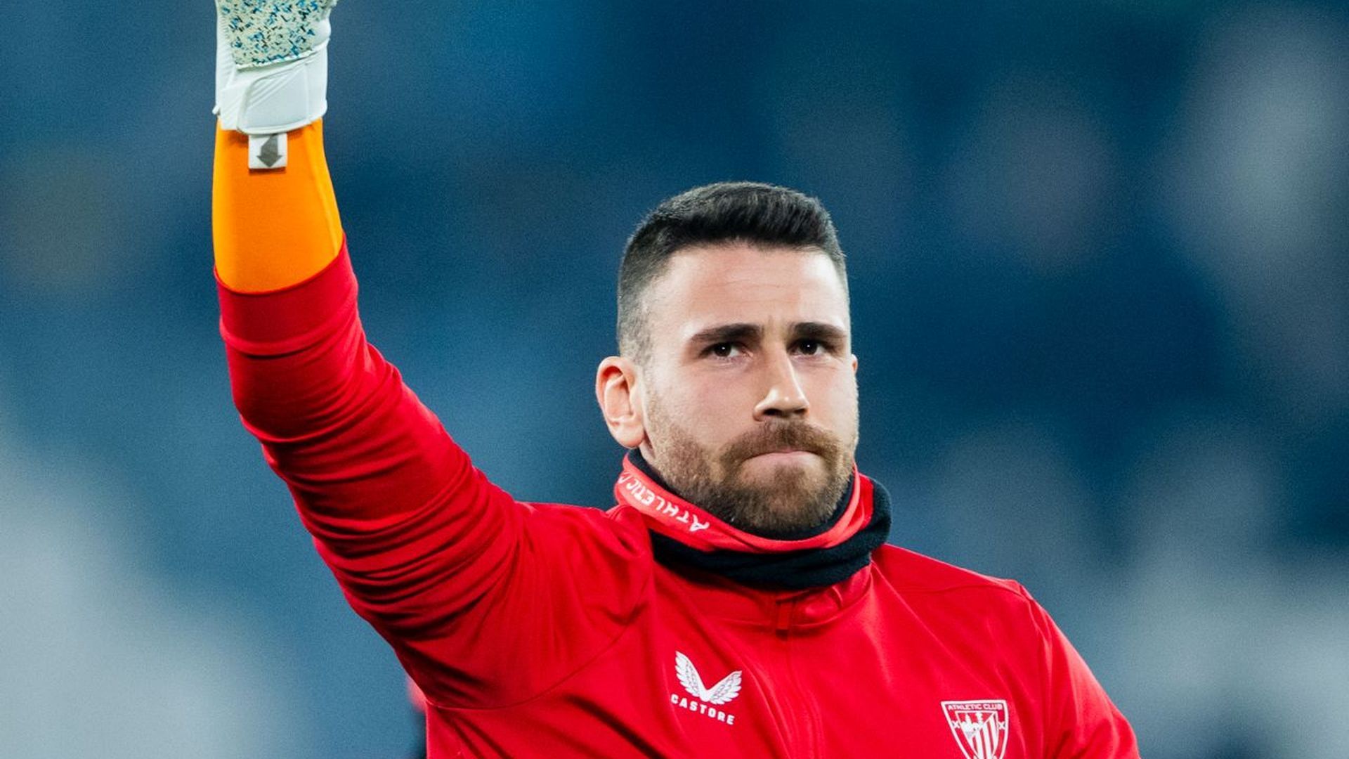 Unai Simón saluda a los athleticzales en Bérgamo en la Champions League