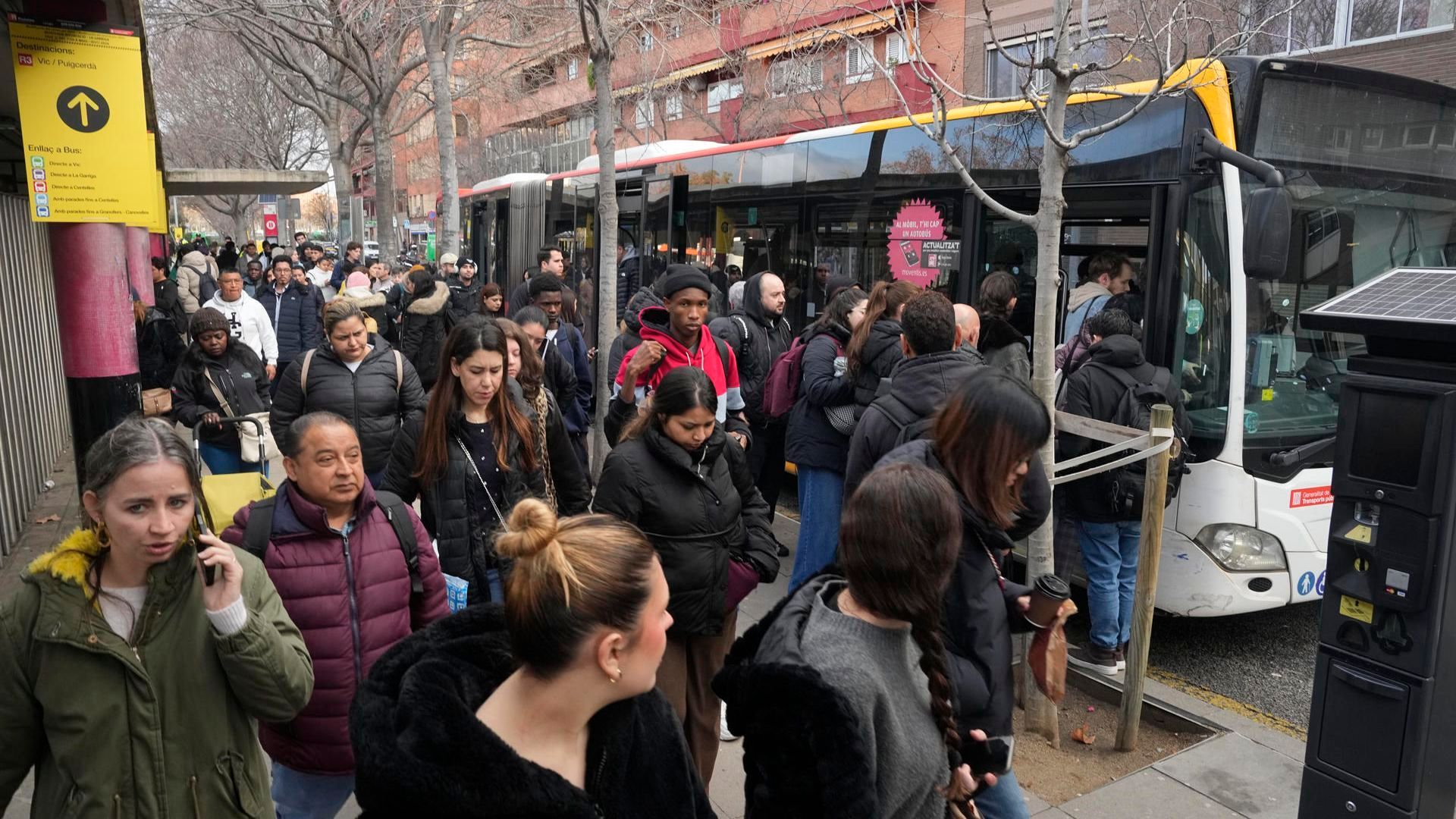 varios-viajeros-esperan-el-autobus-en-barcelona-tras-la-suspension-de-rodalies-16-9-aspect-ratio-def_da39