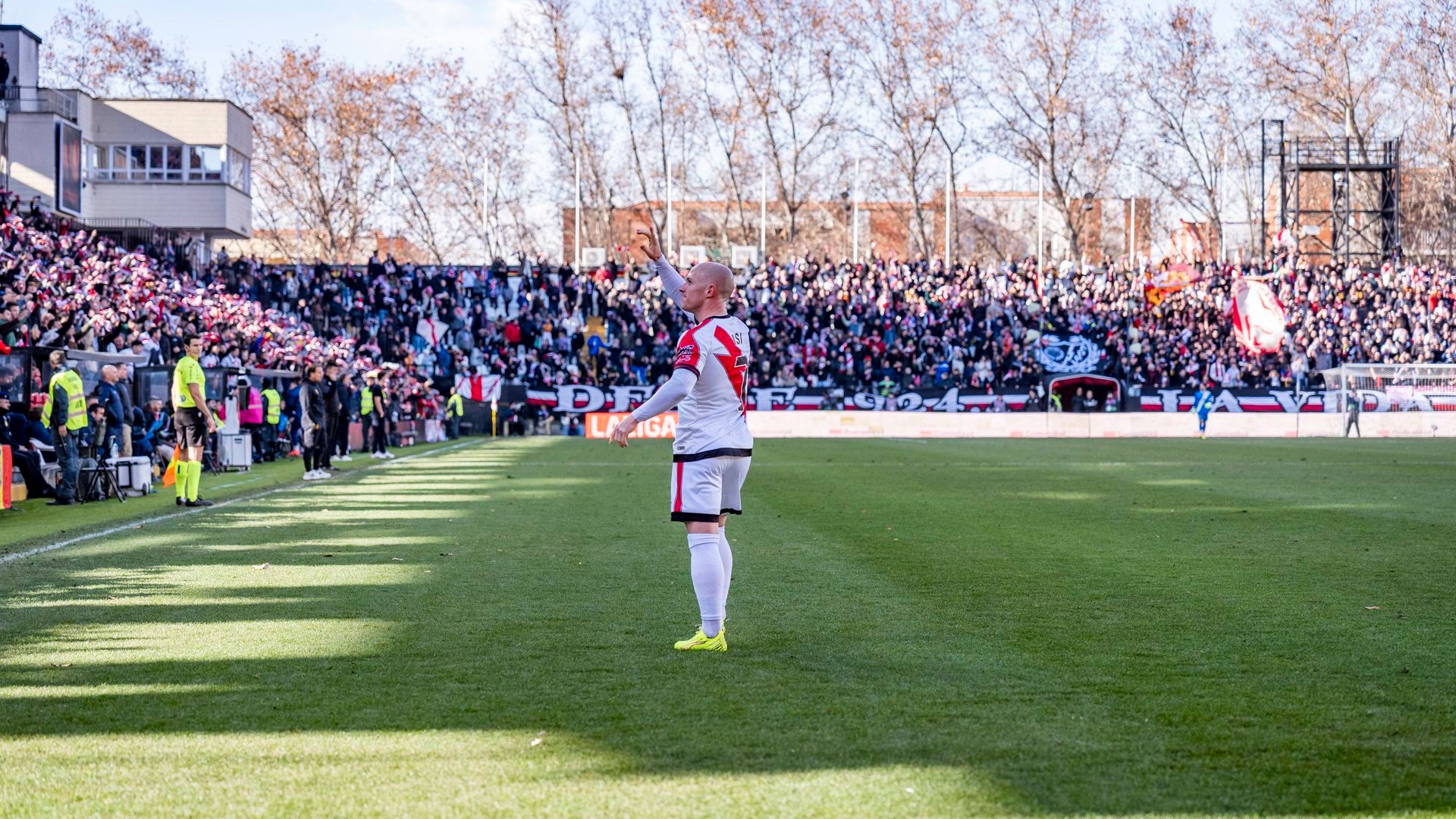 Isi, en un partido del Rayo en Vallecas