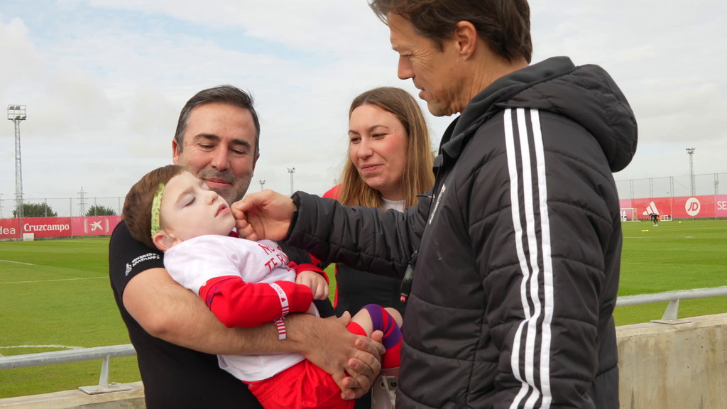 Álvaro, el niño con hepatocinco mitad sevillista y mitad bético que recibió la plantilla del Sevilla