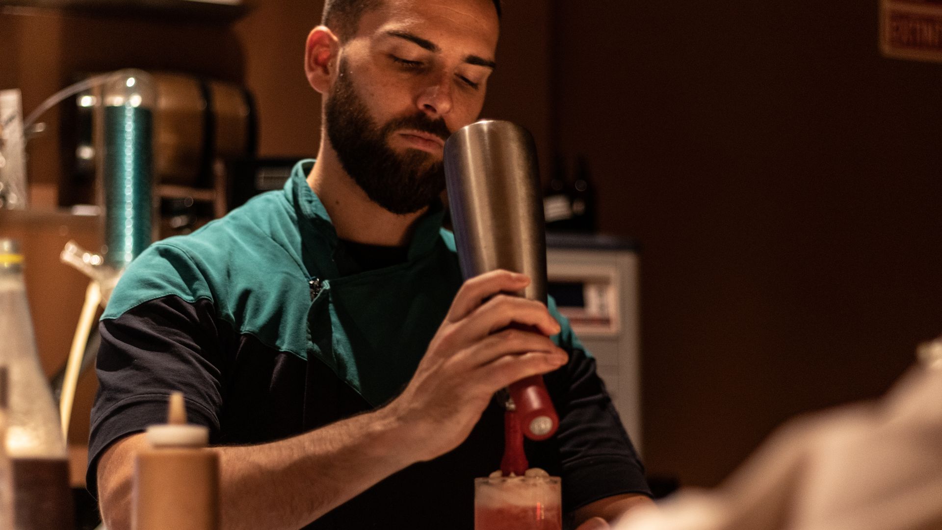 Massimiliano Berardi, Head Bartender, preparando uno de los cócteles en la barra Massimiliano Berardi, Head Bartender, preparando uno de los cócteles en la barra