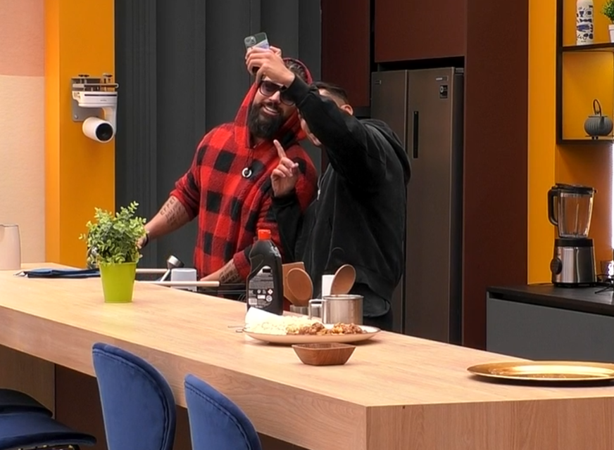 Andrea, junto a John