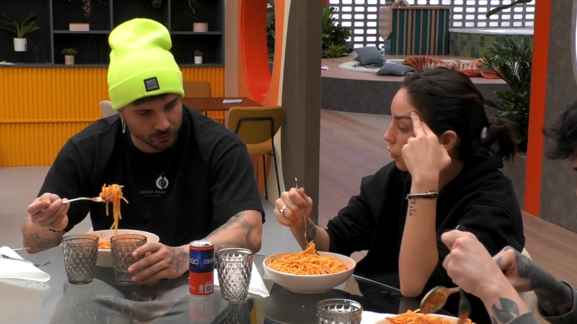 Anita, enfadada durante la comida