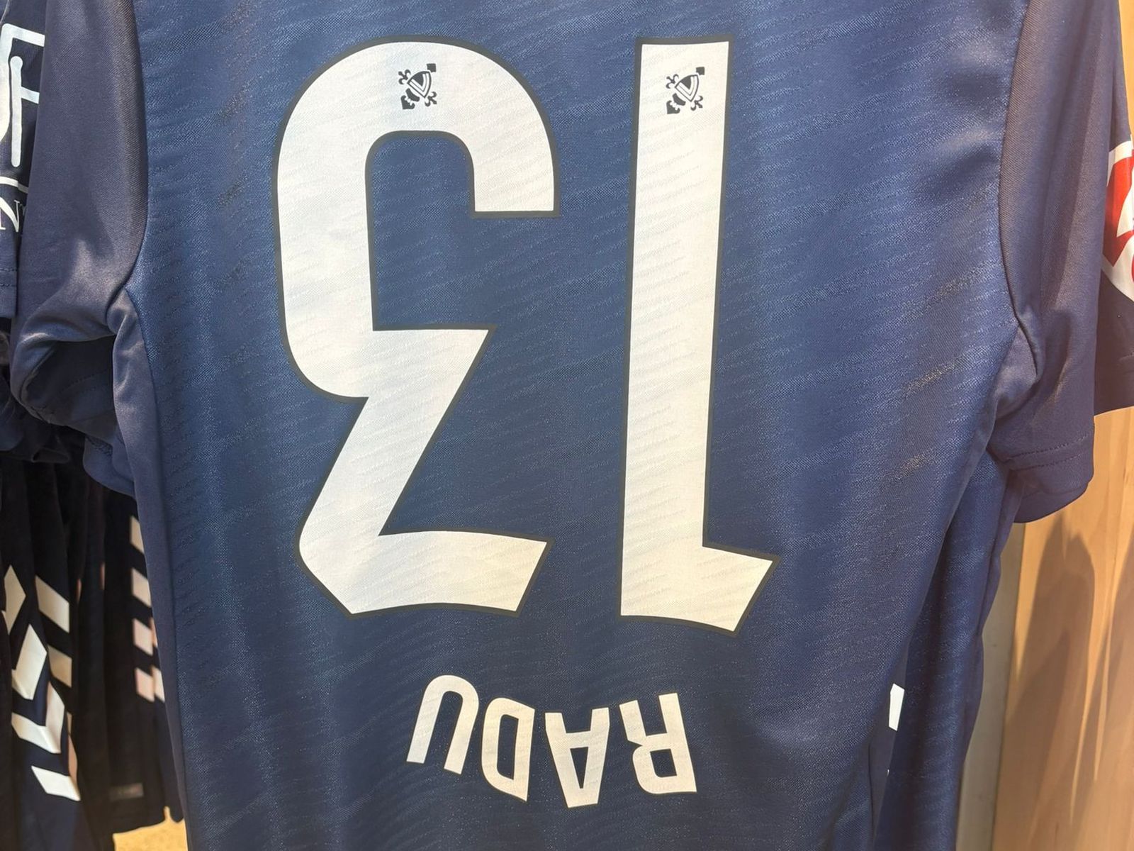 Camiseta de Andrei Radu con su nombre y dorsal al revés