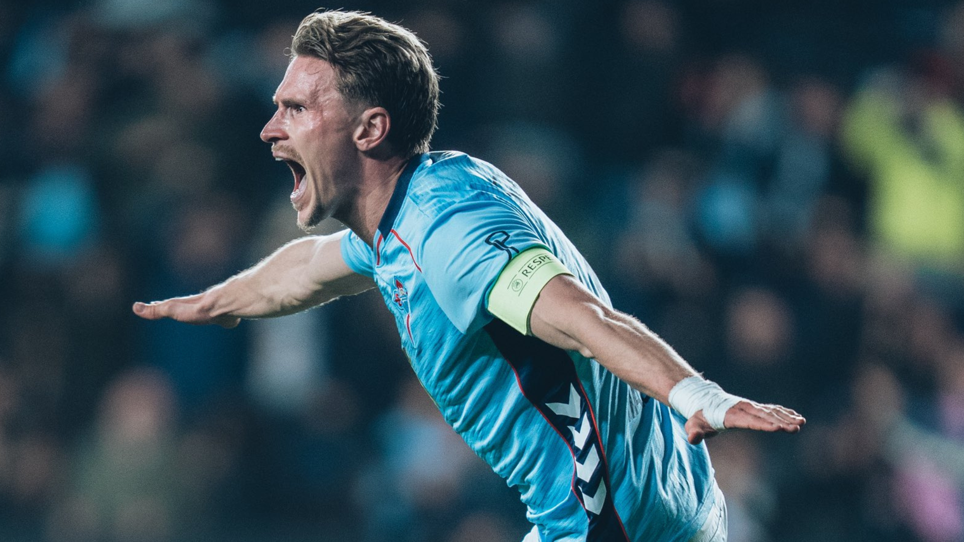 Carl Starfelt celebra su gol al Lille