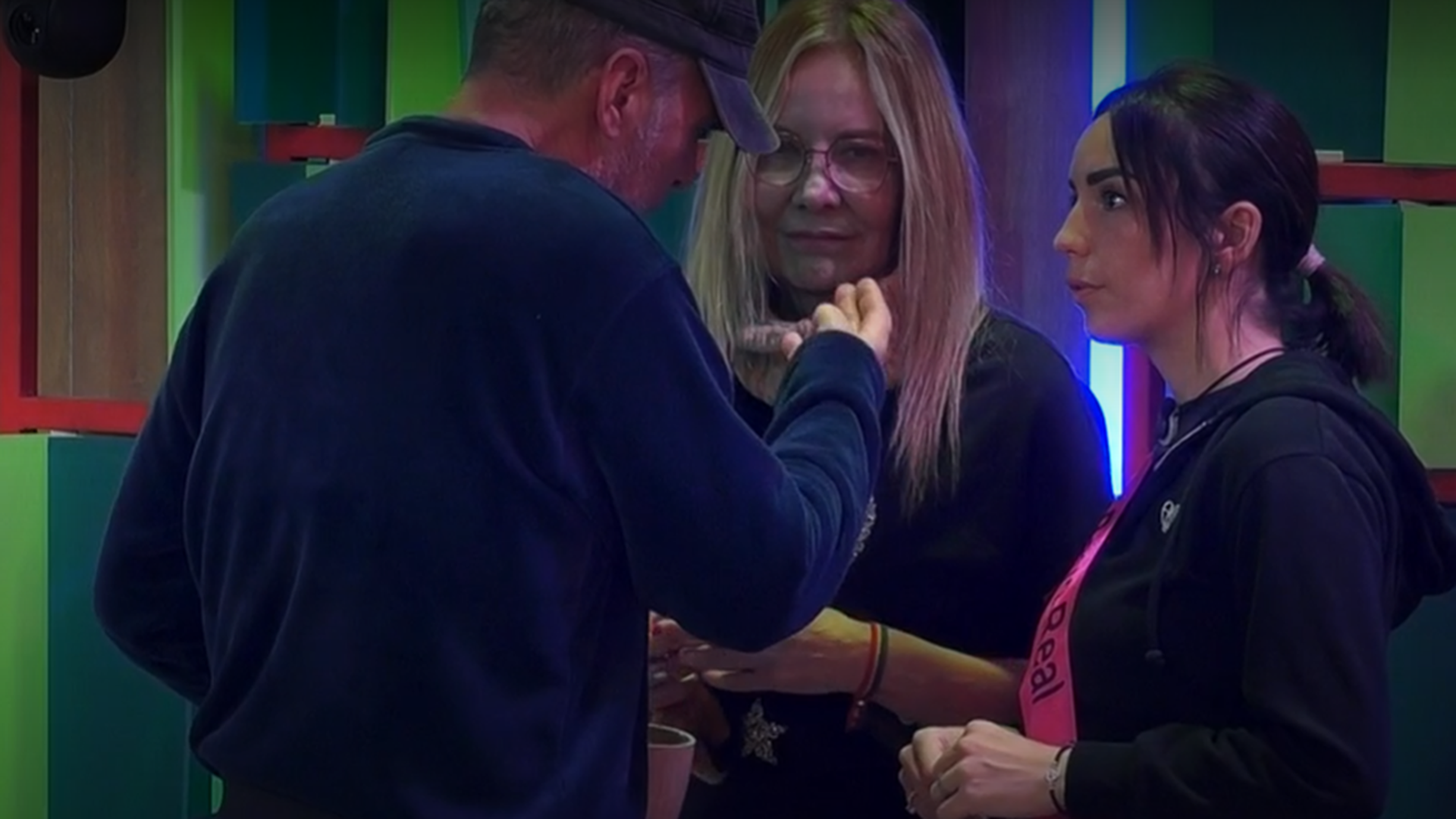 Carlos departe con Belén y Anita