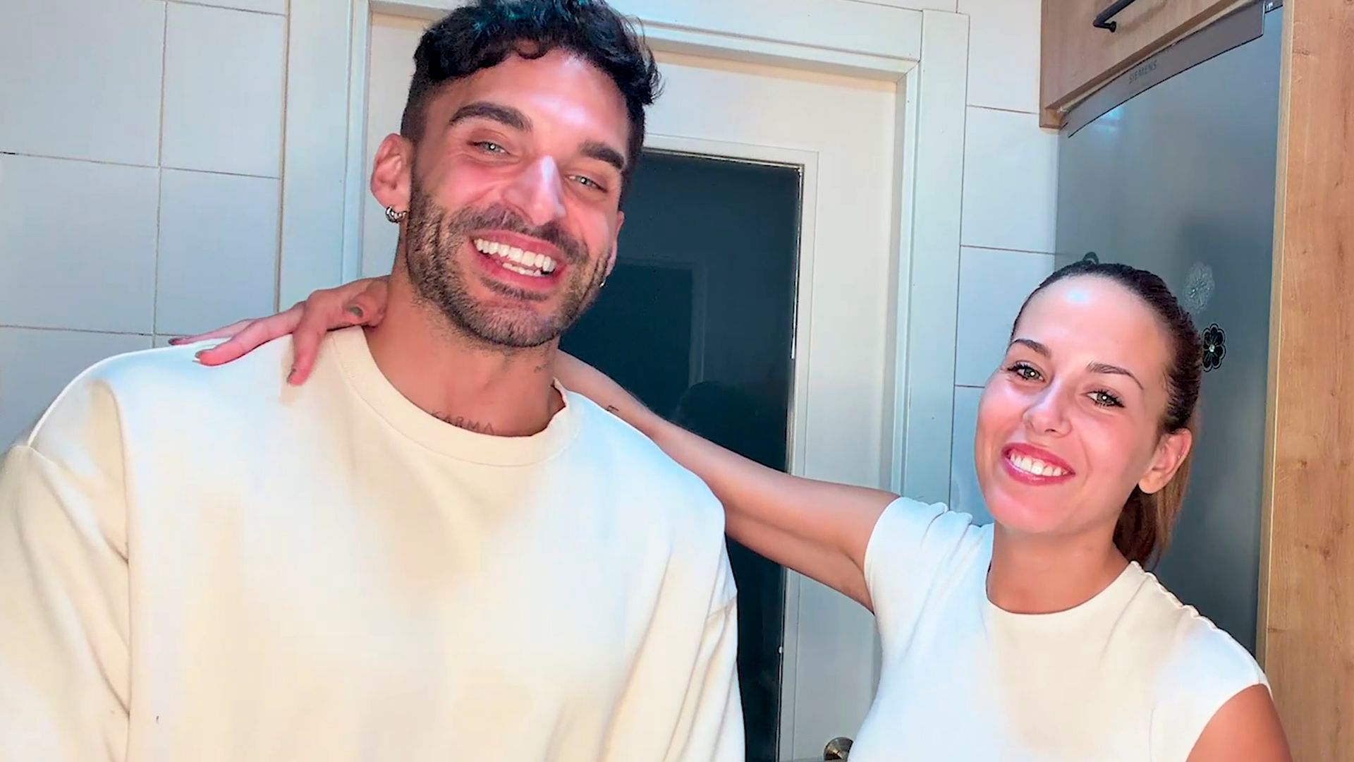 Edi Insua propone a Javi y Vanessa, de ‘GH’, que canten en su boda con Violeta Crespo: “Sería muy top”