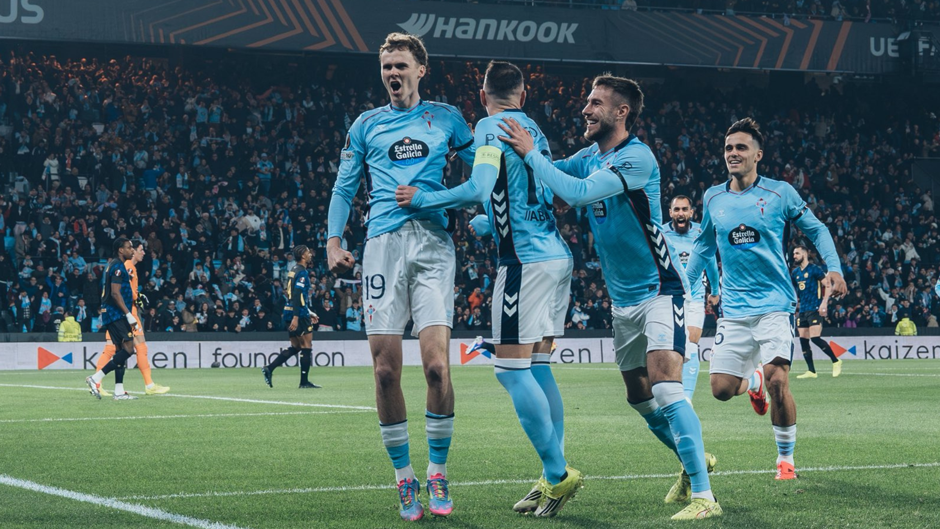 El Celta celebra el gol de Swedberg