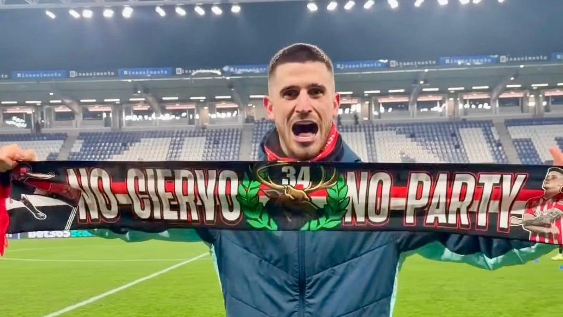 El 'Ciervo' Oihan Sancet y su bufanda en Champions ante la Atalanta