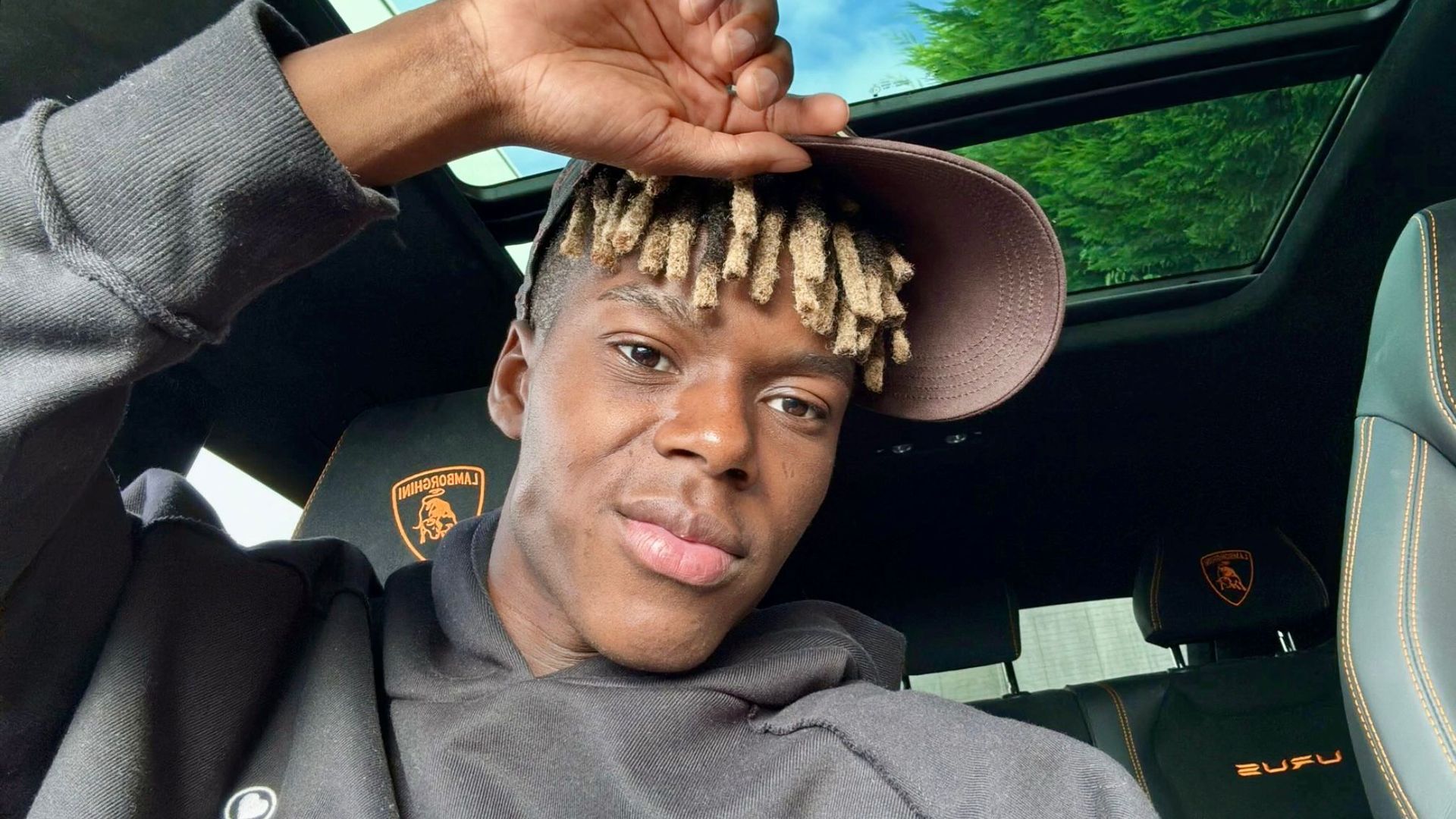 El extremo Nico Williams posa a lo influencer en su coche El extremo Nico Williams posa a lo influencer en su coche