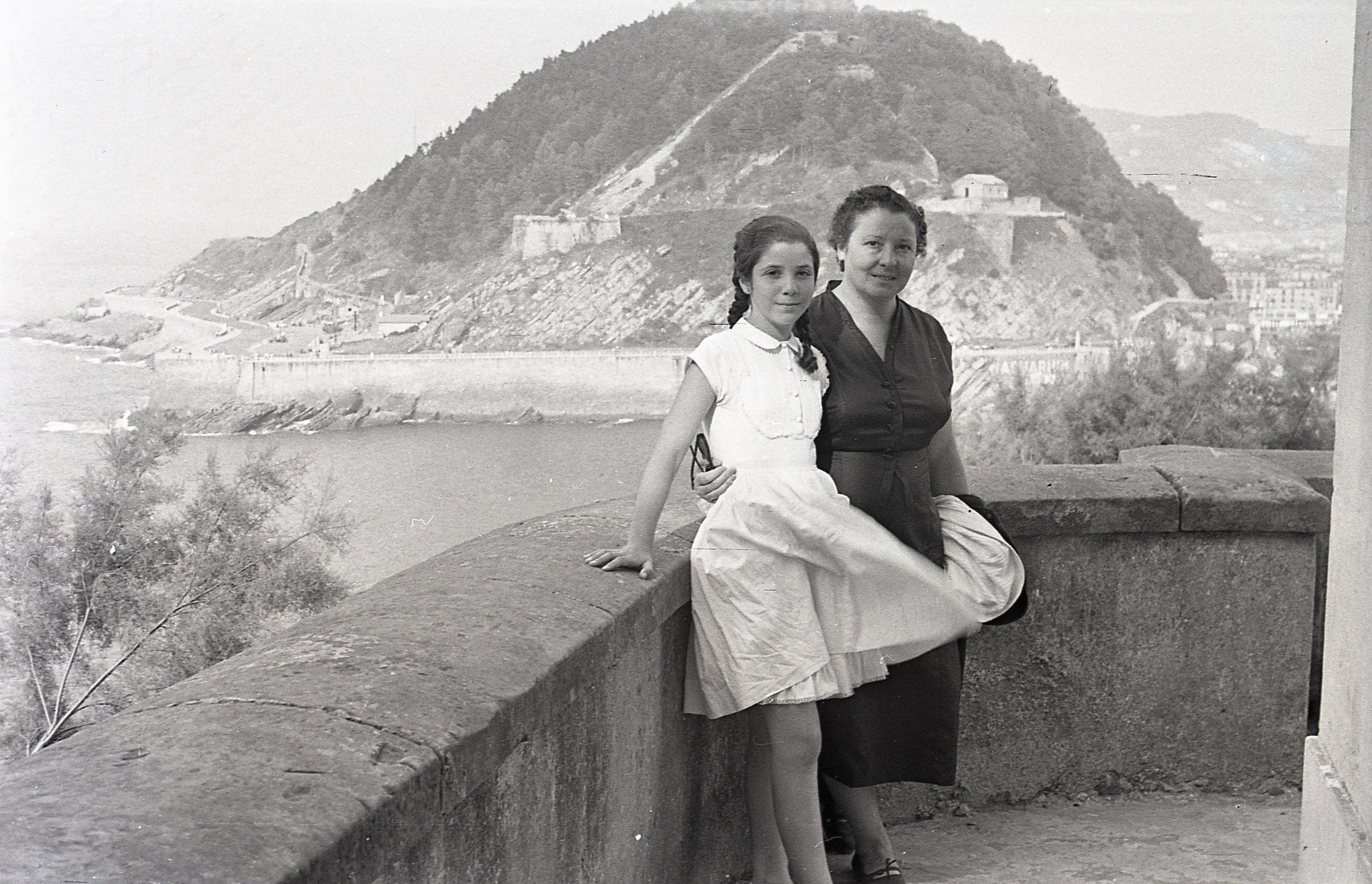 El fotógrafo y videógrafo de Gernika, Hibai Agorria se ha encargado de escanear y documentar las fotografías