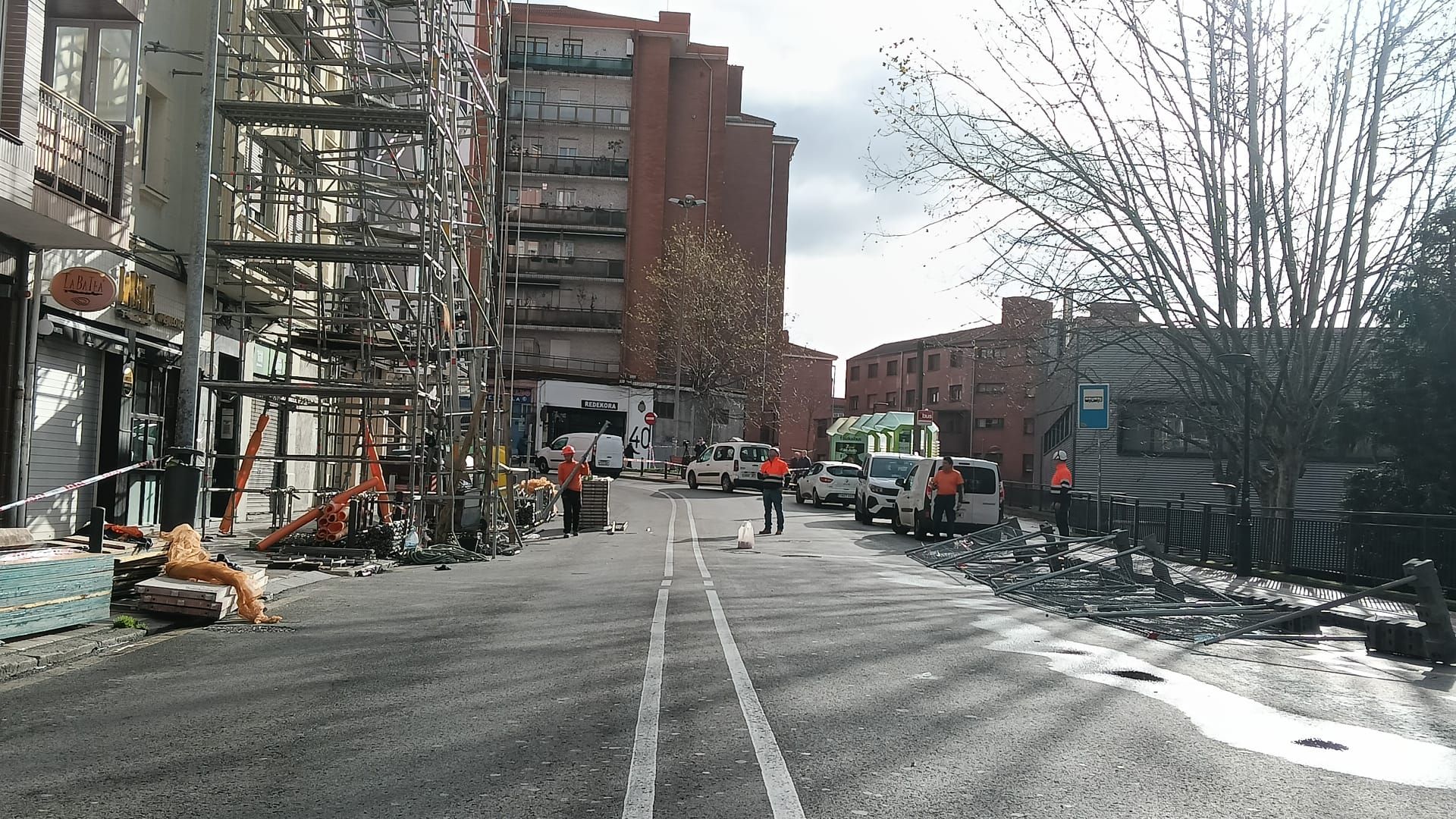 El fuerte viento sur que azotó ayer Barakaldo provocó que el andamio se descolgara de la fachada, a pesar de estar asegurado
