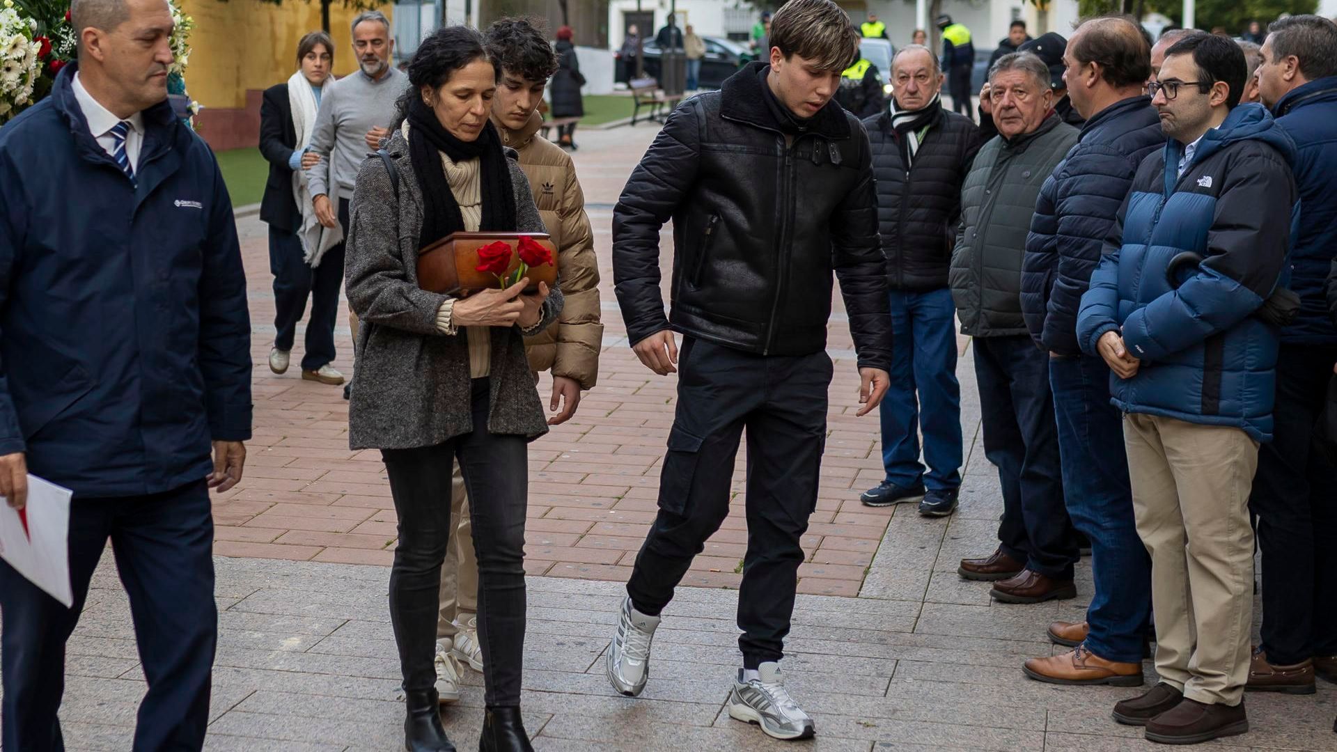 El futbolista del Getafe ‘Davinchi’ despide emocionado a su padre en el funeral