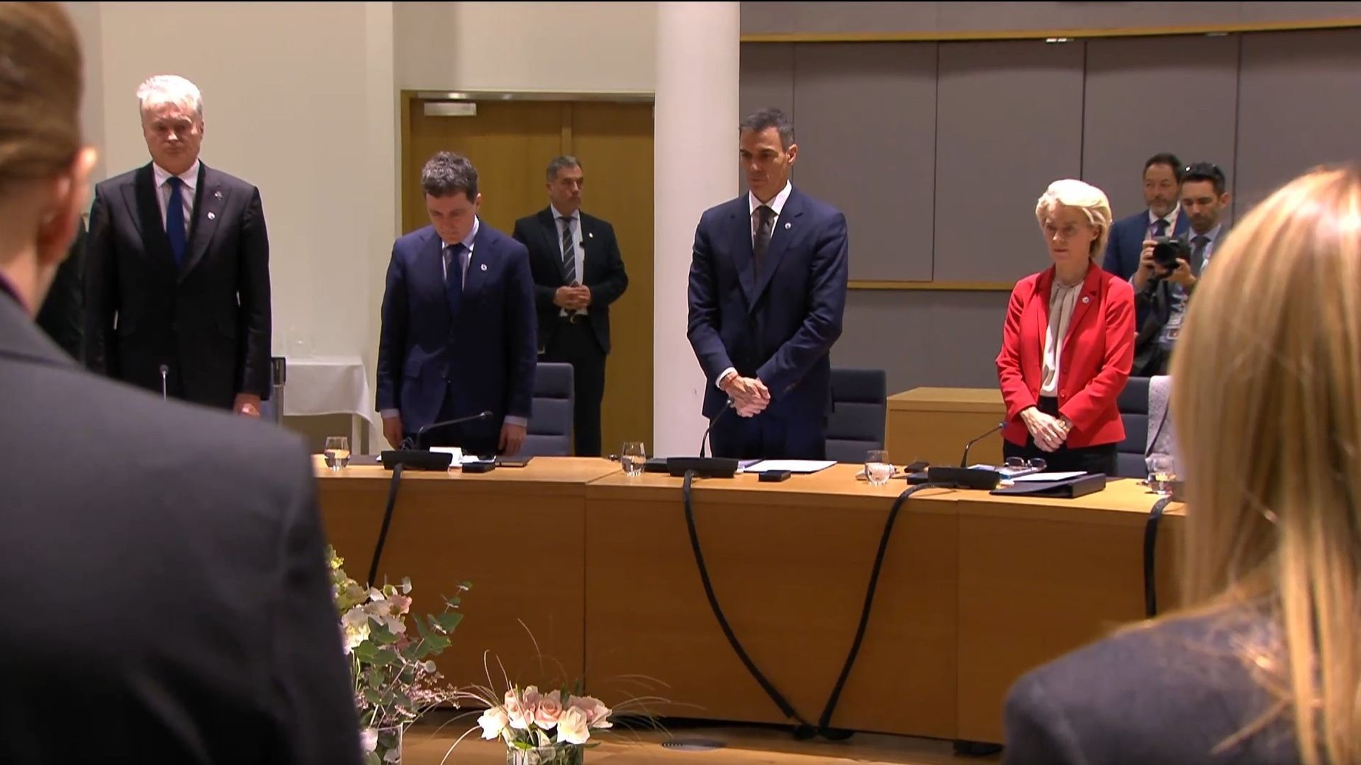 El presidente del Gobierno, Pedro Sánchez, la presidenta de la Comisión Europea, Ursula von der Leyen, y otros jefes de Estado y de Gobierno durante un minuto de silencio