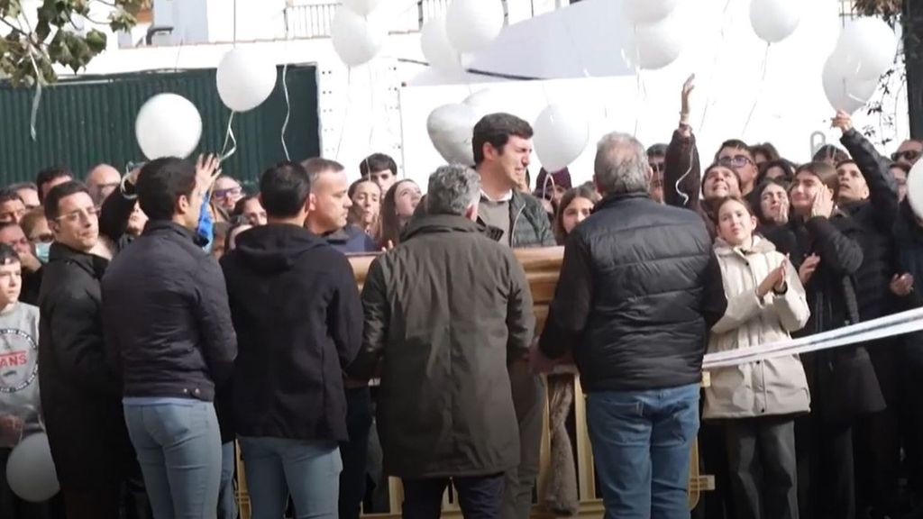 Aljaraque llora a la familia Zamorano: globos blancos al aire de los compañeros de Pepe