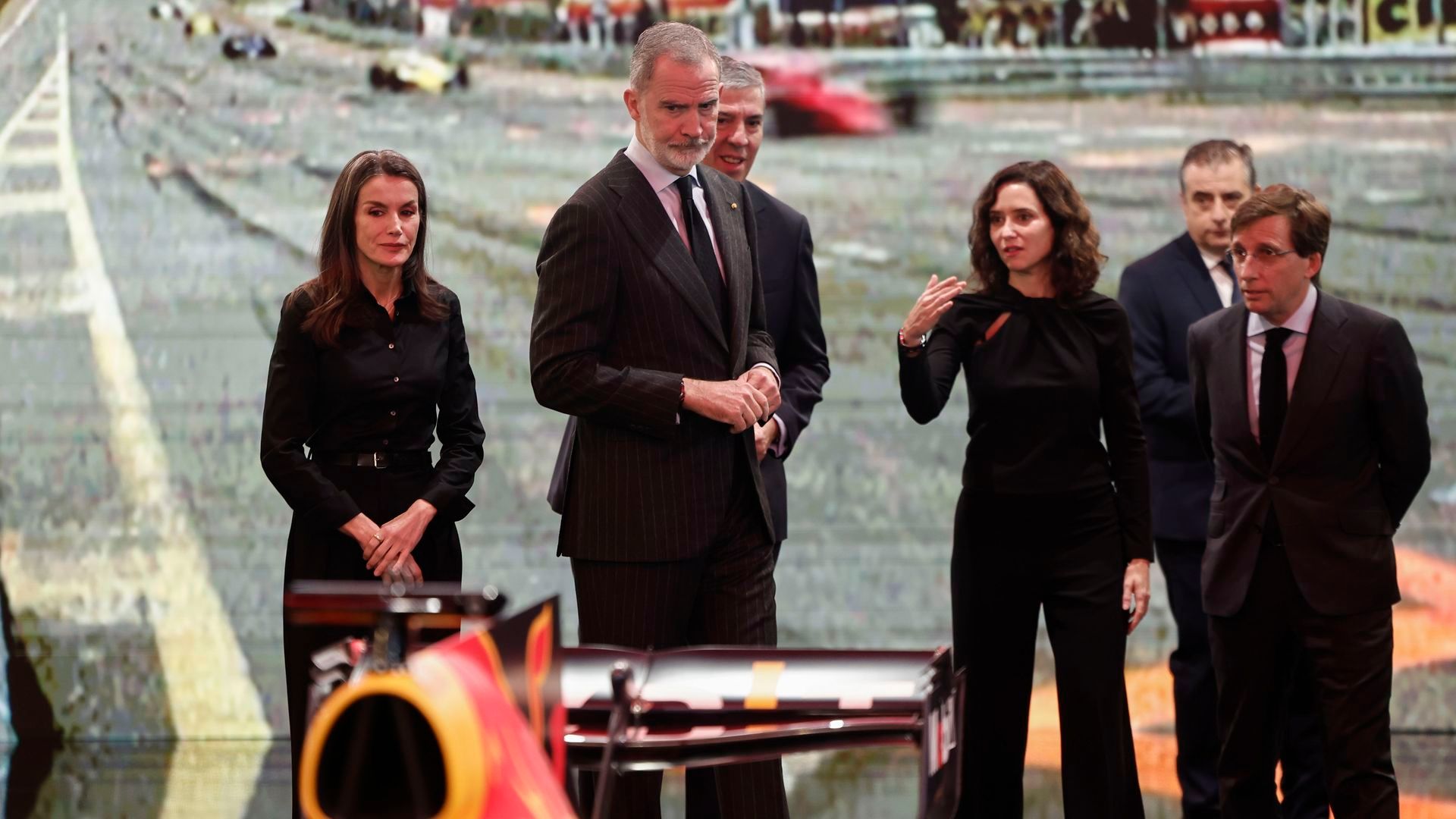 Felipe VI y Letizia conversando con la presidenta de la Comunidad de Madrid, Isabel Díaz Ayuso, y el alcalde de Madrid, José Luis Martínez-Almeida