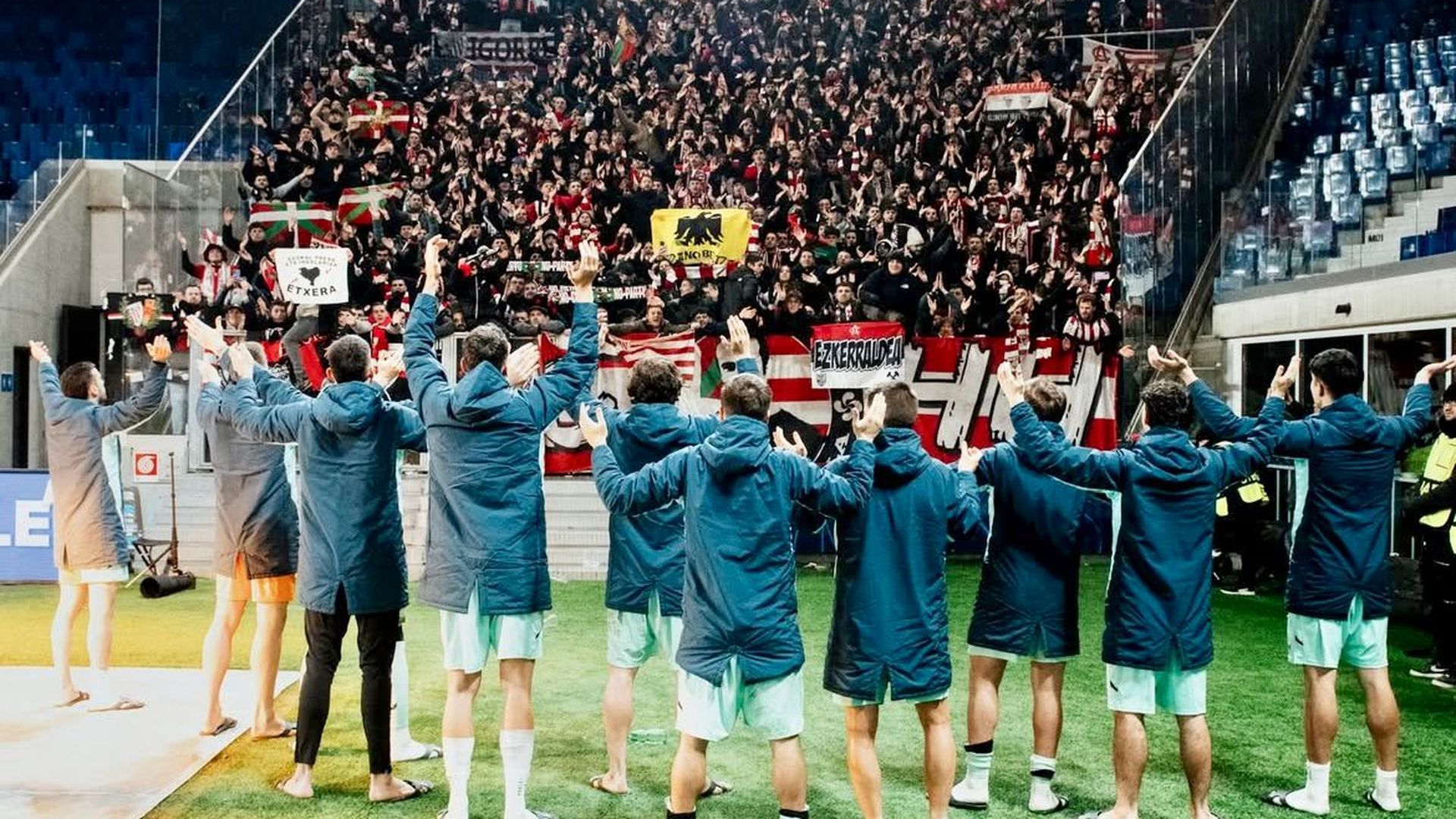 Festejo con la afición del triunfo en la Champions ante la Atalanta