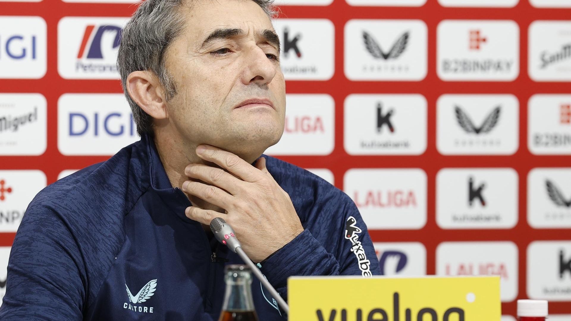 Gesto de Ernesto Valverde en una rueda de prensa en Lezama