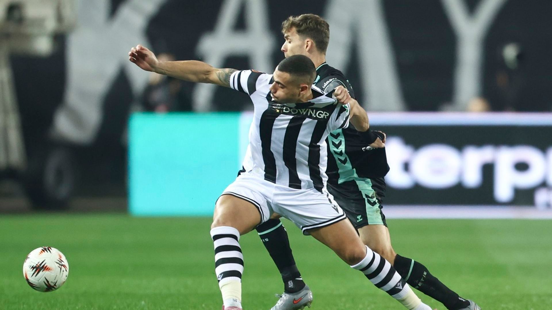 Giakoumakis y Diego Llorente, en el PAOK-Betis