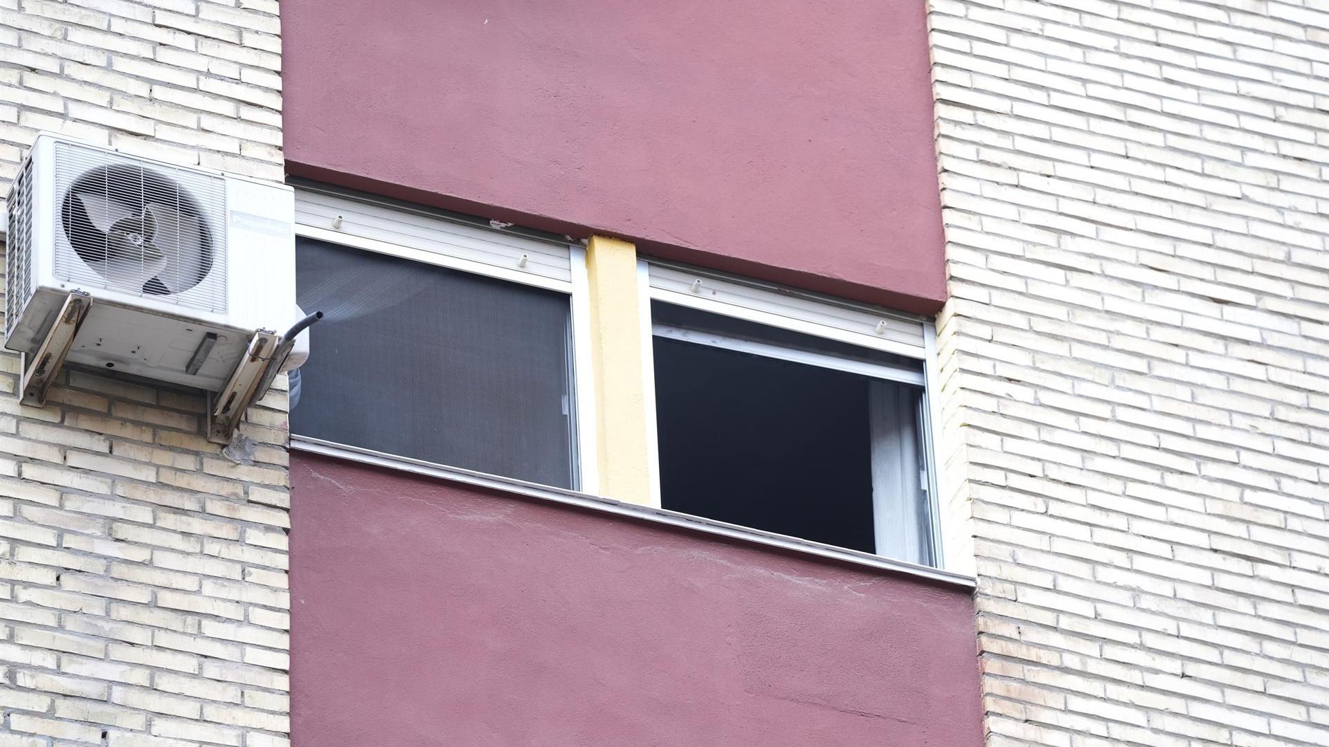 Imagen del piso de la calle León X de Sevilla ubicado en la planta cuarta de un edificio de seis, donde se registró el incendio