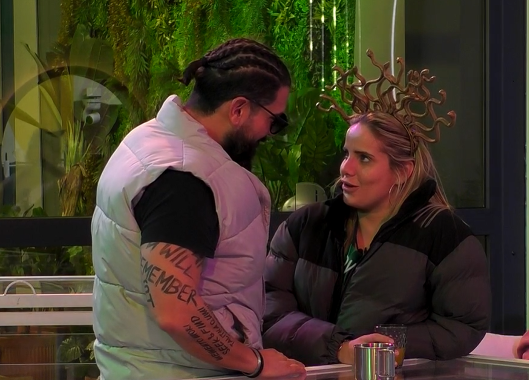 John departe con Gloria