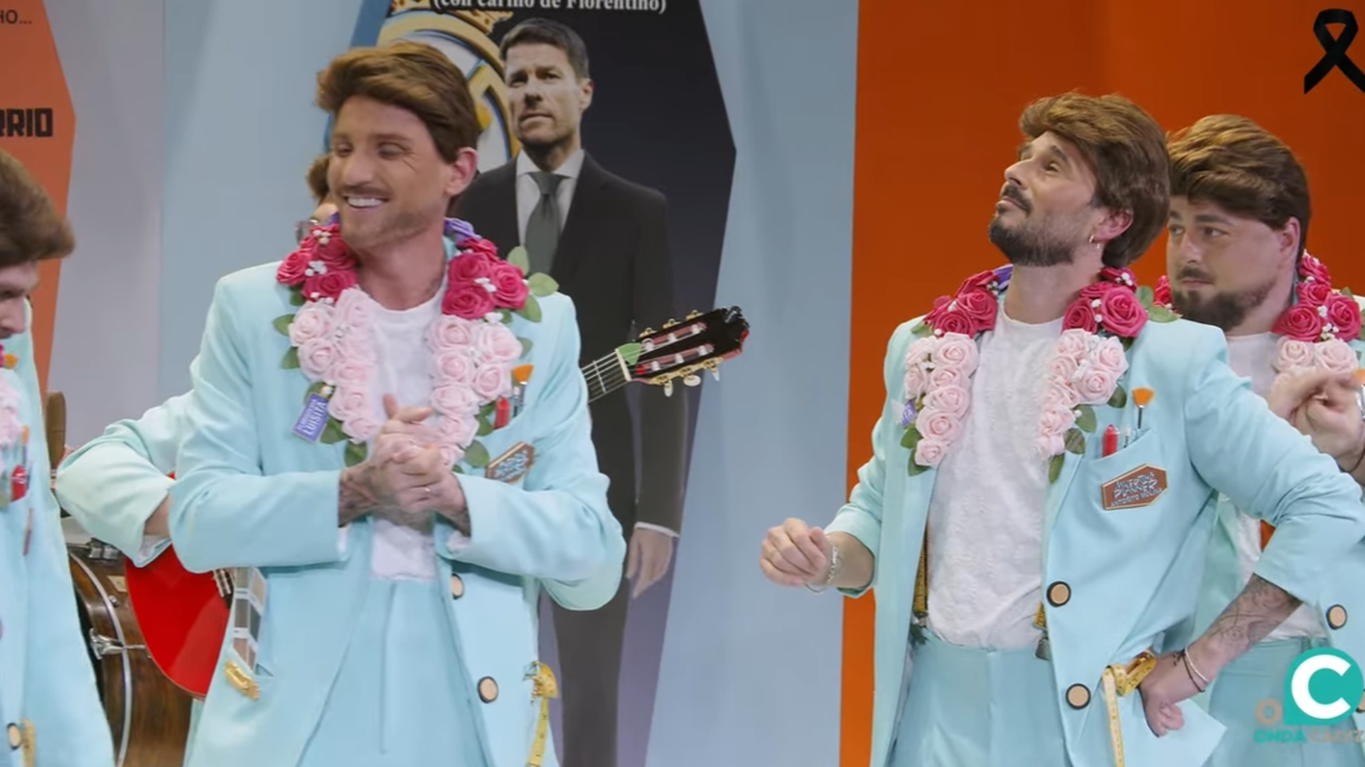 La chirigota de Rota en acción sobre las tablas del Falla La chirigota de Rota en acción sobre las tablas del Falla