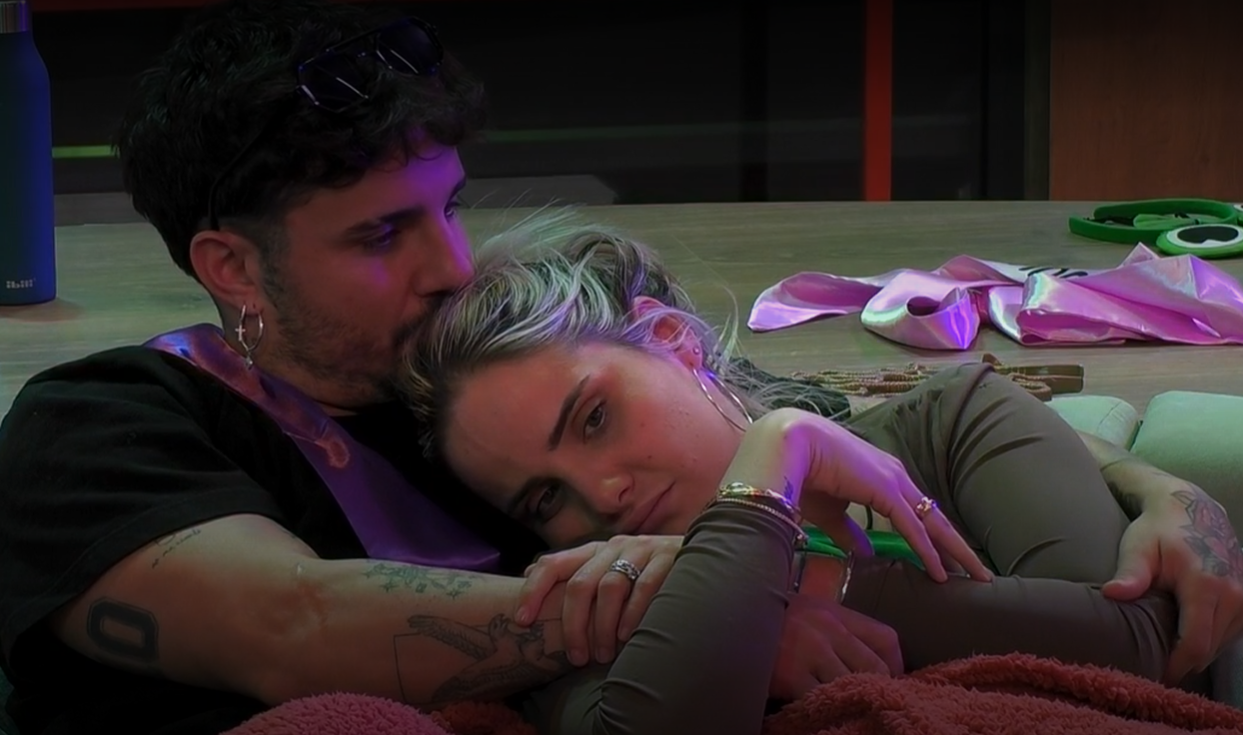 Manu abraza a su hermana