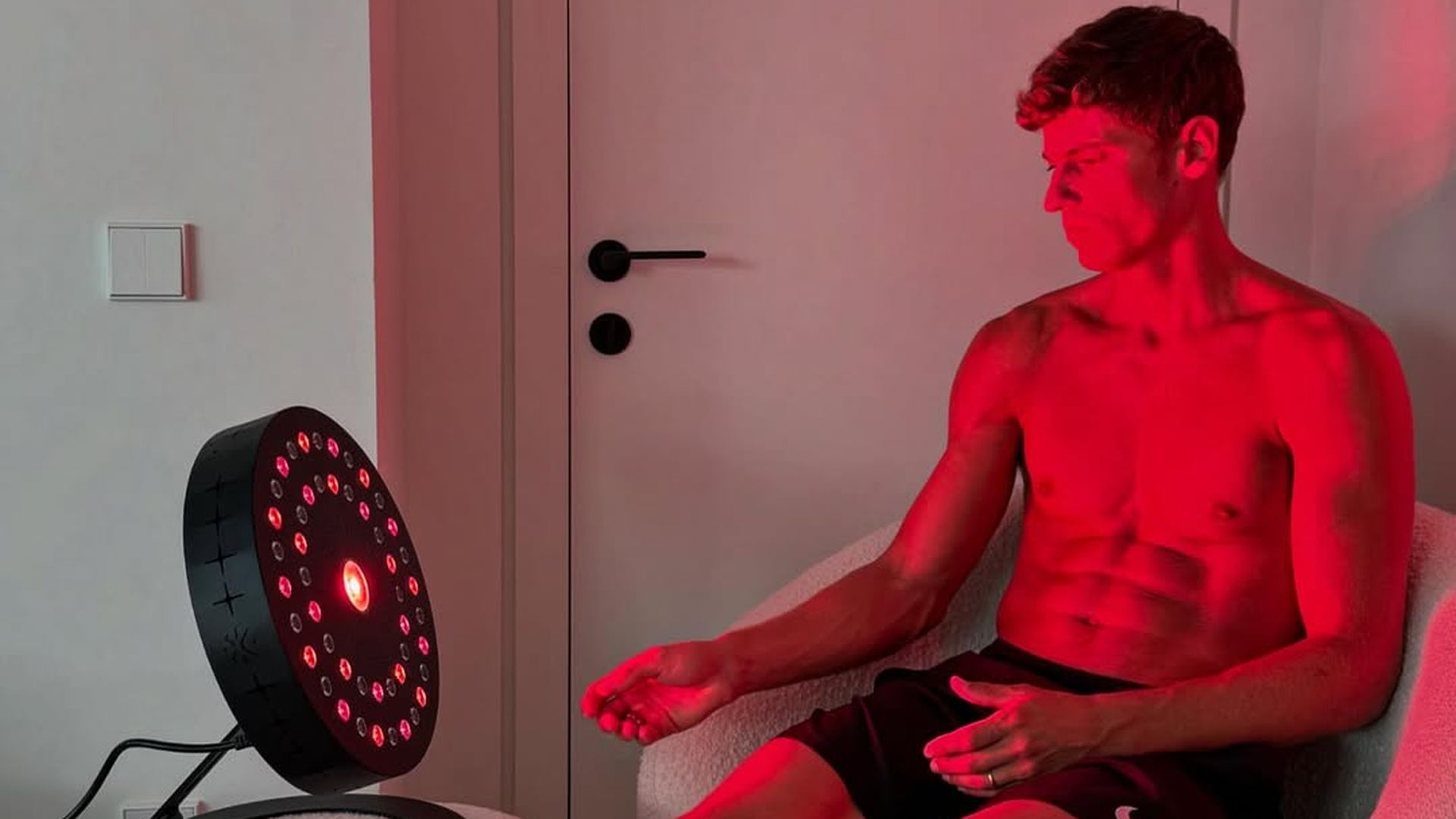 Marcos Llorente aplicando la luz roja