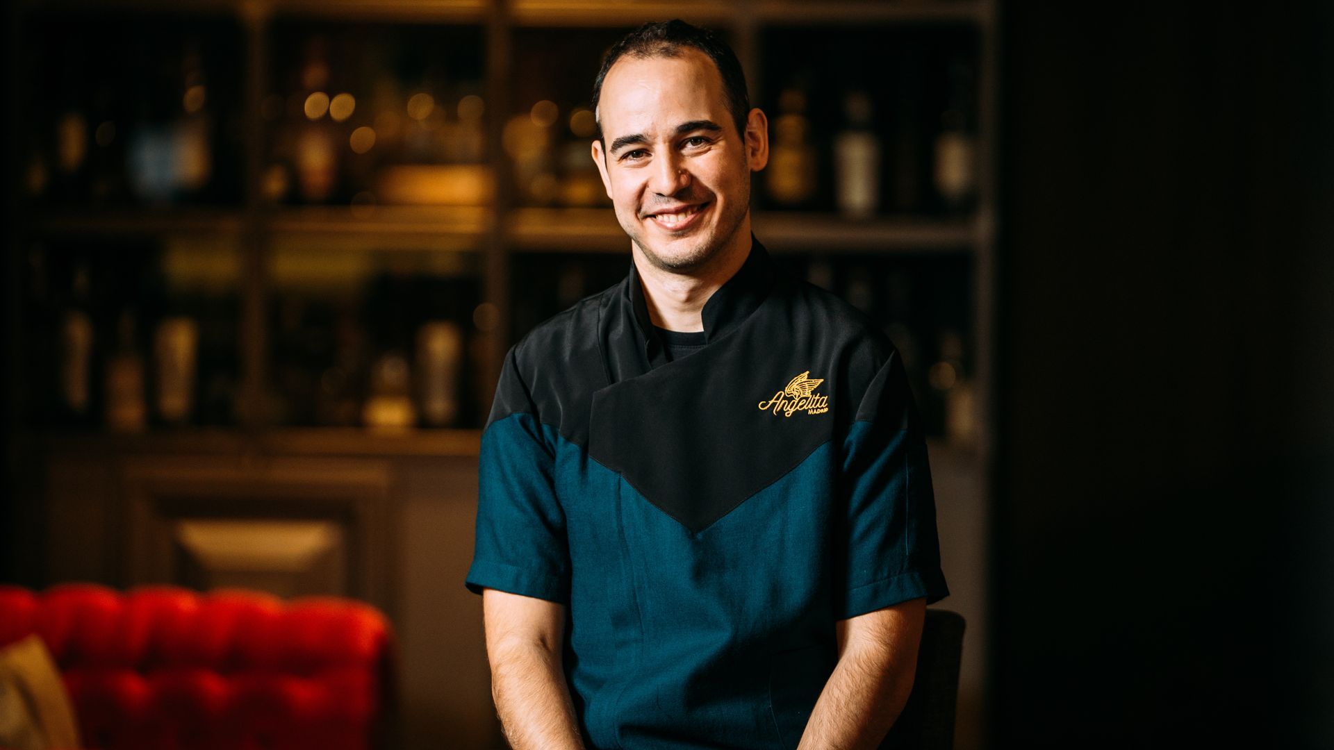 Mario Villalón es el Bar Manager de Angelita