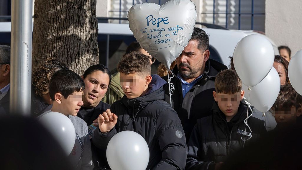El dolor de los familiares y vecinos en el funeral de la familia Zamorano fallecidos en el accidente de Adamuz