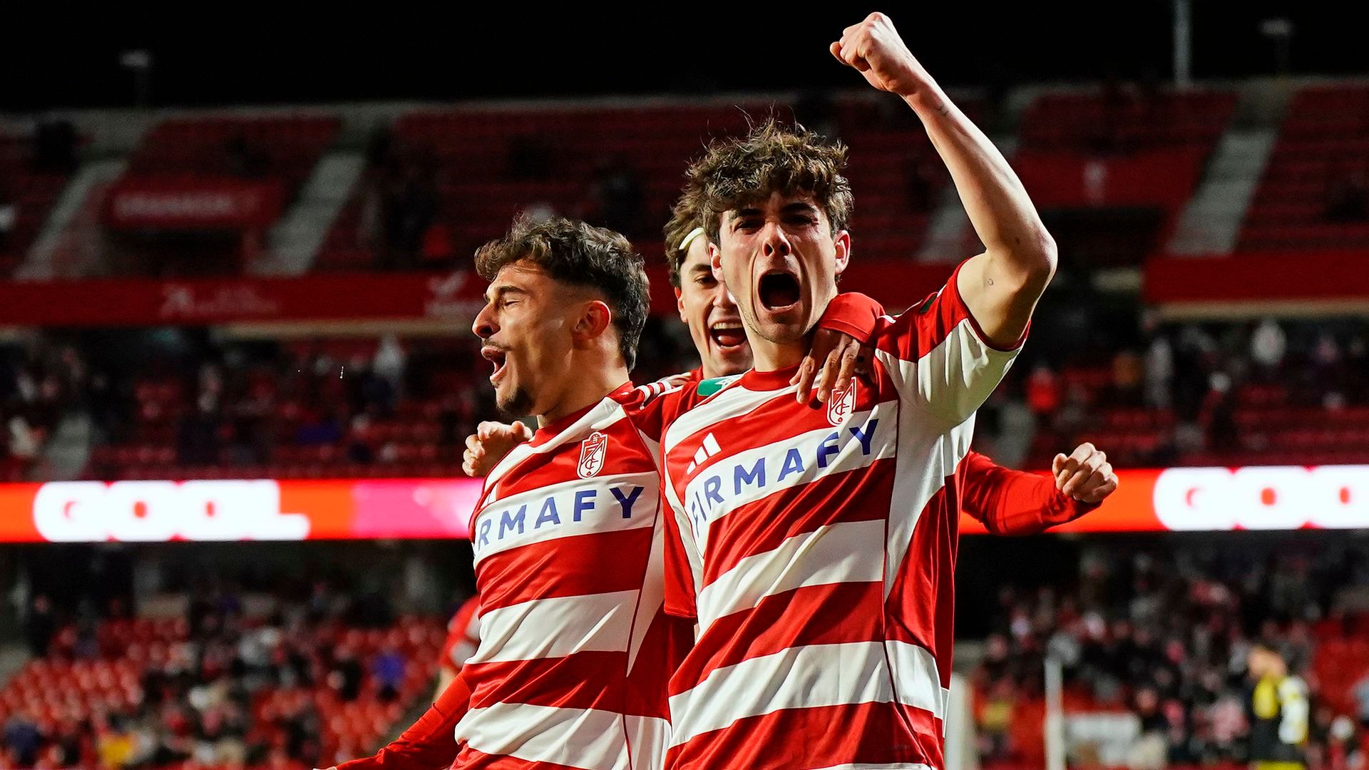 Pablo Sáenz celebra un gol con el Granada