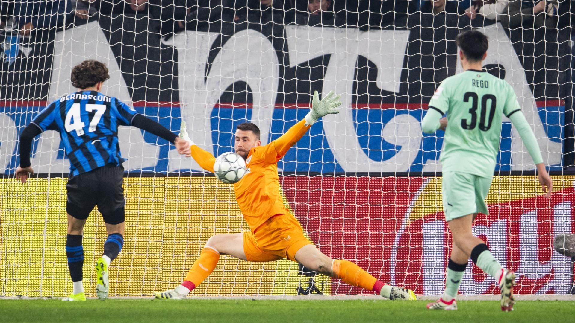 Parada del meta Unai Simón ante la Atalanta en la Champions