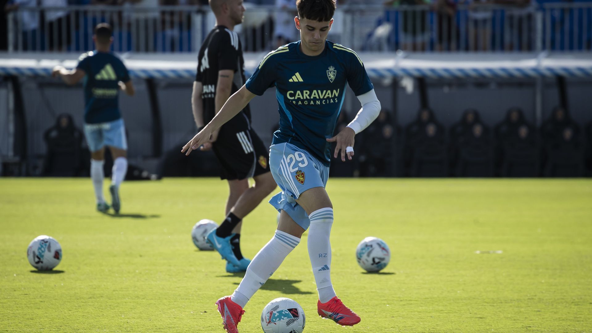 Pau Sans calienta con el Real Zaragoza