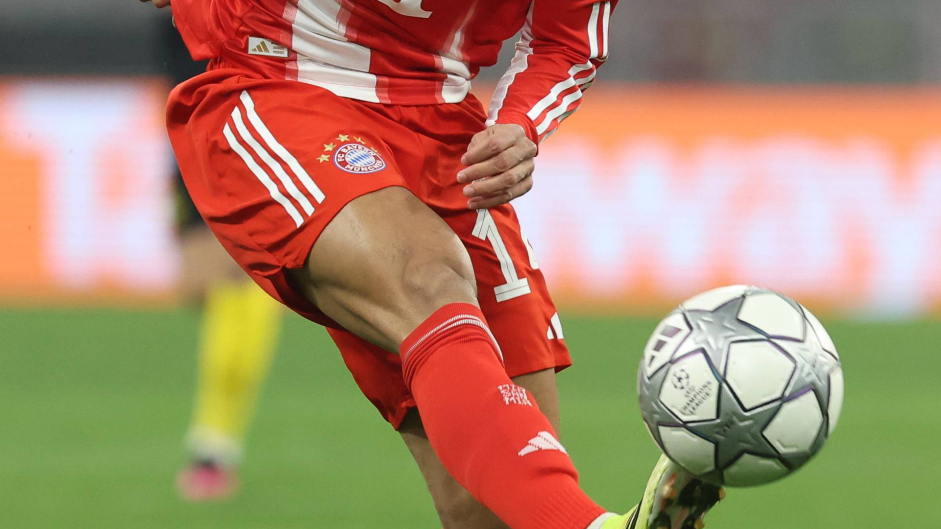 Luis Díaz controla el balón de la Champions en el último partido del Bayern Luis Díaz controla el balón de la Champions en el último partido del Bayern