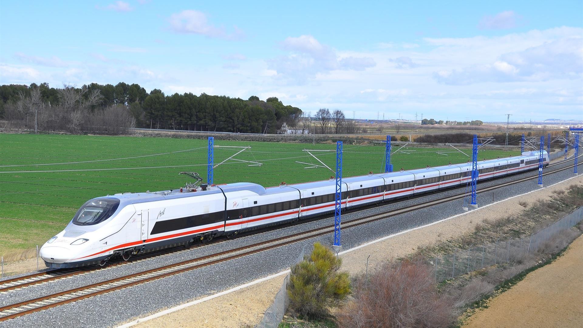 RENFE pone a la venta 61.000 billetes semanales para viajar en AVE a Asturias y Galicia