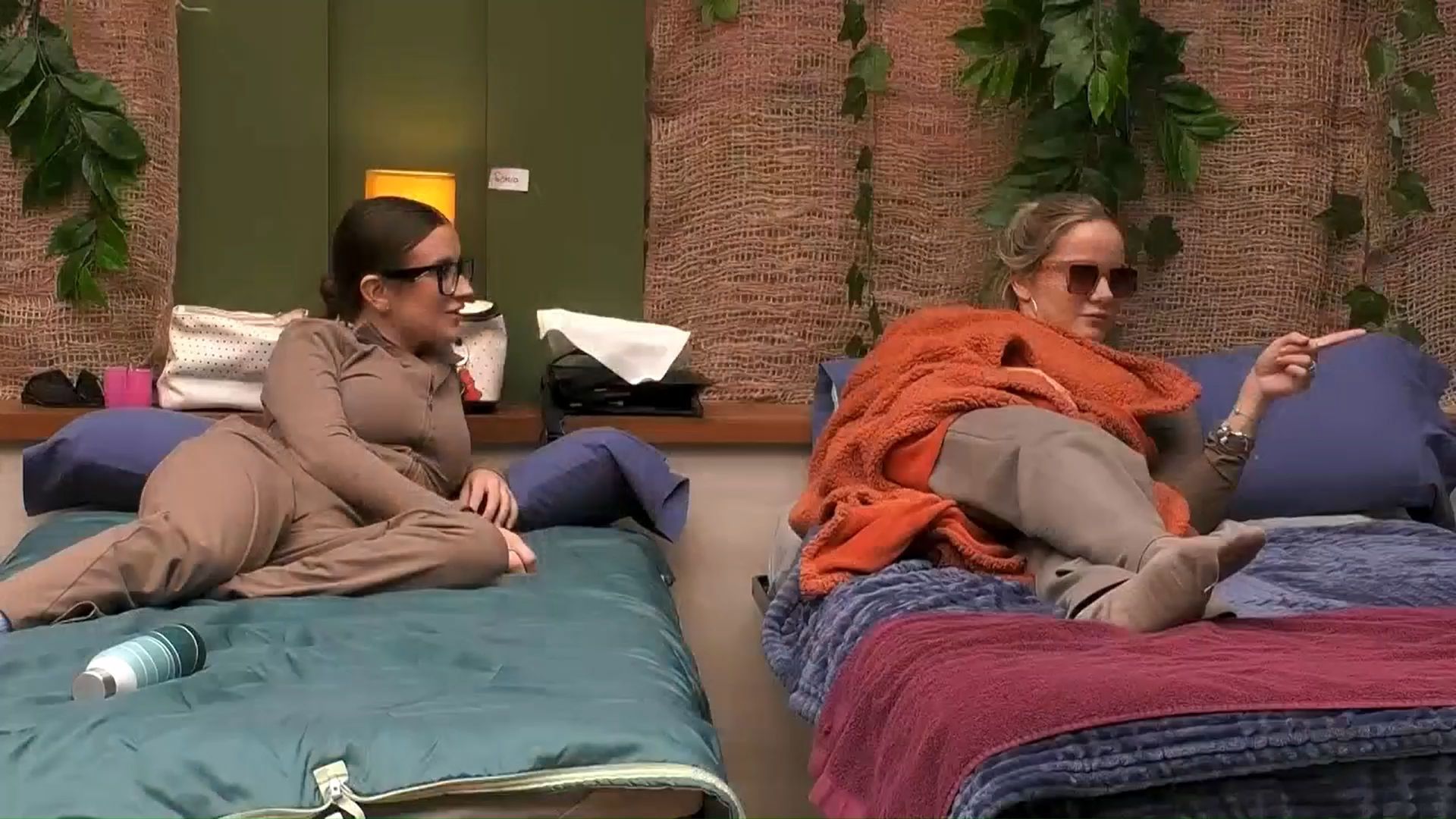 Sandra y Gloria descansando en sus camas