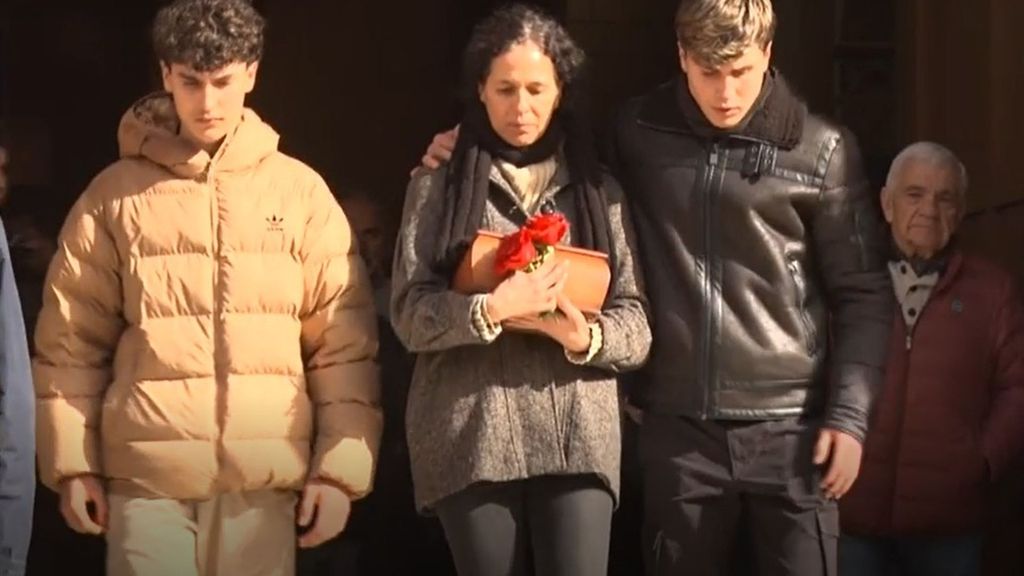Sus hijos y su mujer portan las cenizas de David Cordón mientras Huelva llora