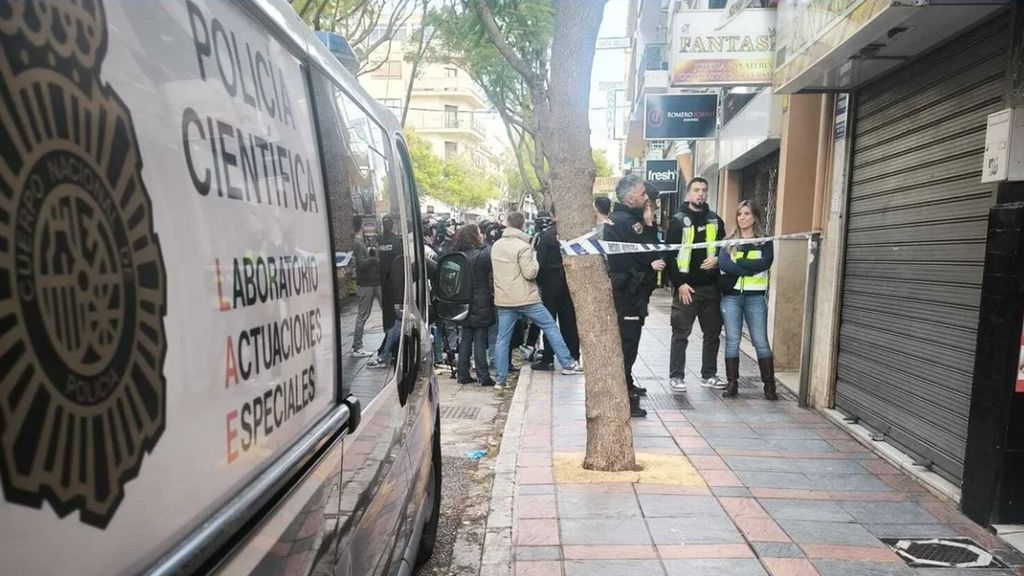 Un joven mata a su padre, hiere a su madre y se tira por un balcón del domicilio en Fuengirola