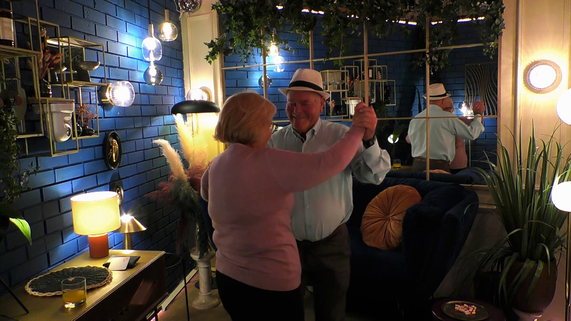 Una pareja baila en el reservado de 'First Dates' y ella pone distancia con su cita