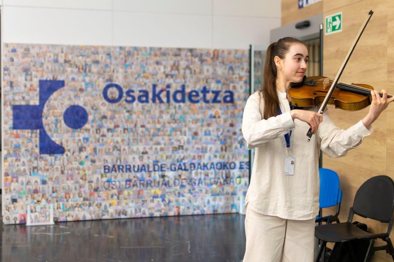 Cada viernes visita áreas distintas del hospital, desde Psiquiatría a Oncología o el Hospital de Día