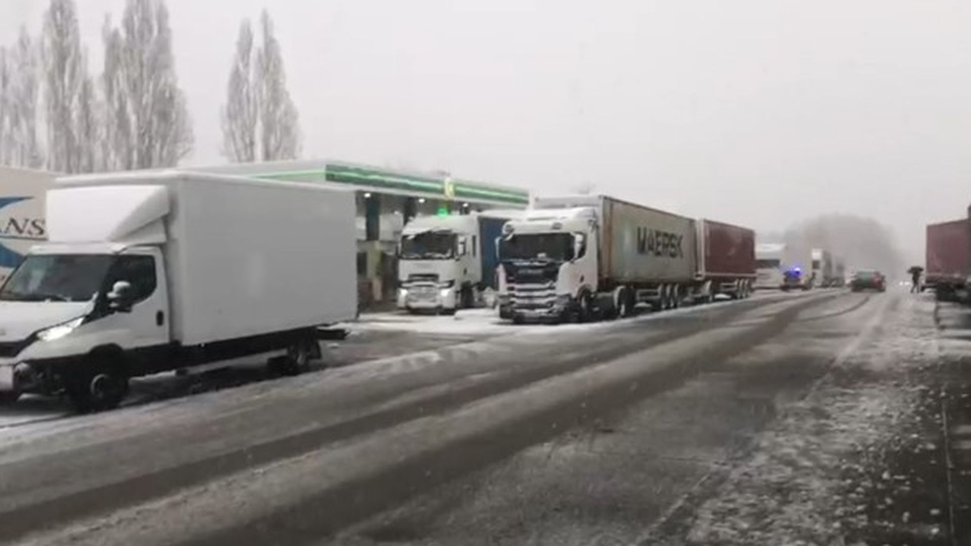 Camiones embolsados en Sanabria ante las restricciones de la DGT por la nieve