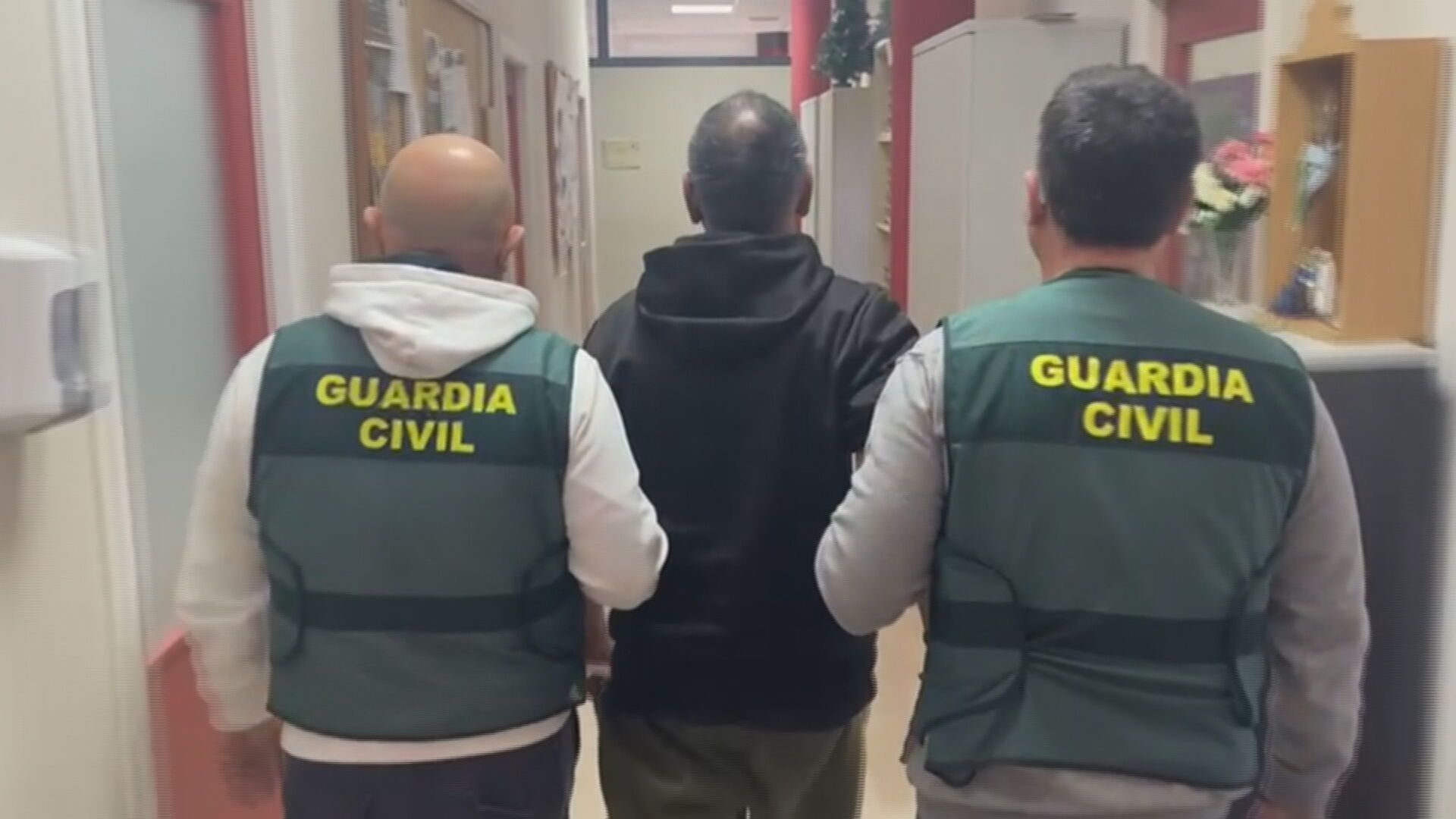 Dilawar Hussain, autoinculpado en el triple crimen de Morata de Tajuna, Madrid, custodiado por agentes de la Guardia Civil