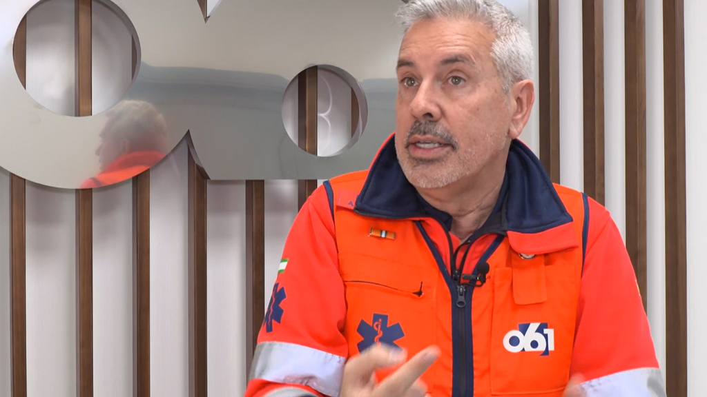 El director asistencial del 061 Andalucía asegura que al llegar al accidente en Adamuz "no sabían si había uno o dos trenes"